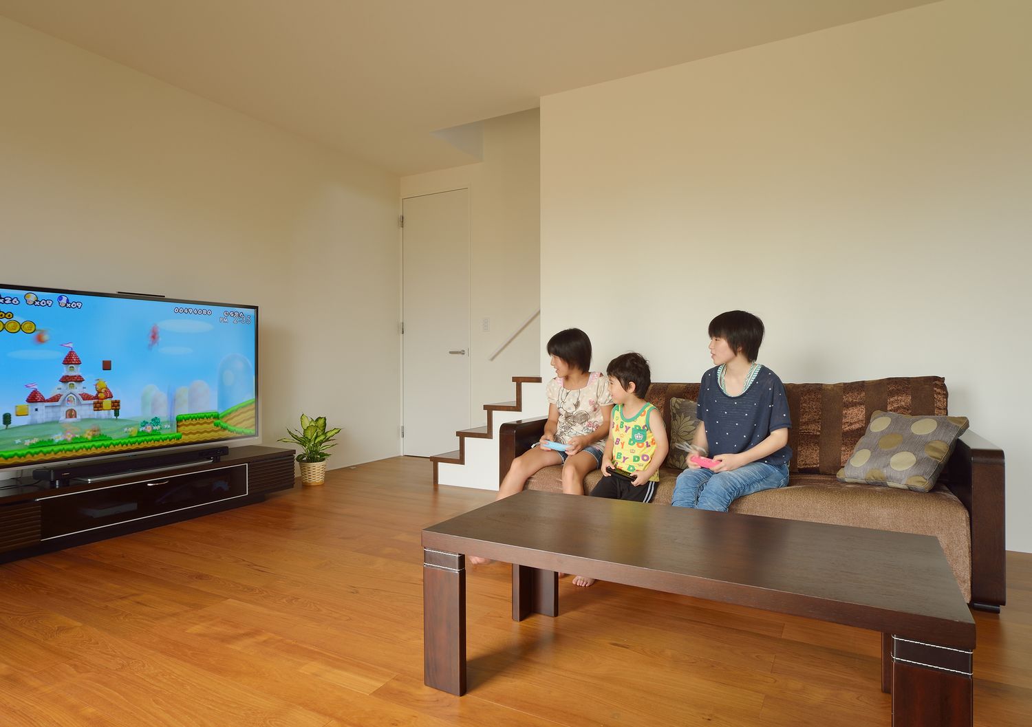 テレビやソファーを置いたシンプルなLDK・デザイン住宅