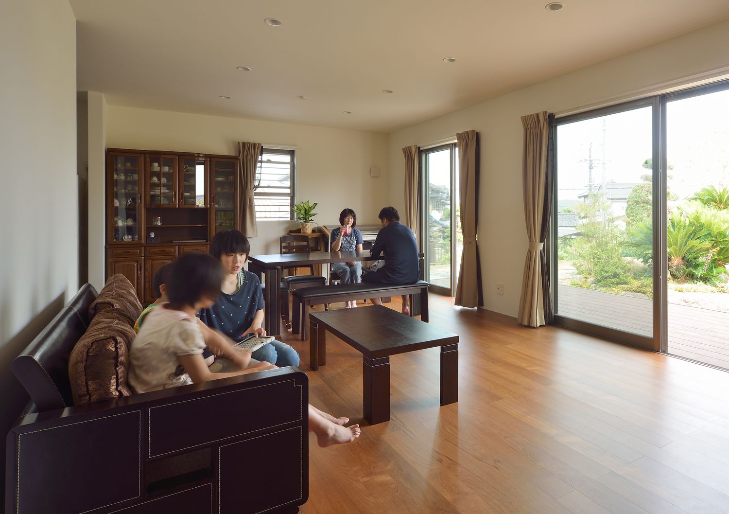 テラスに面した大きな窓がある明るく開放的なLDK・デザイン住宅