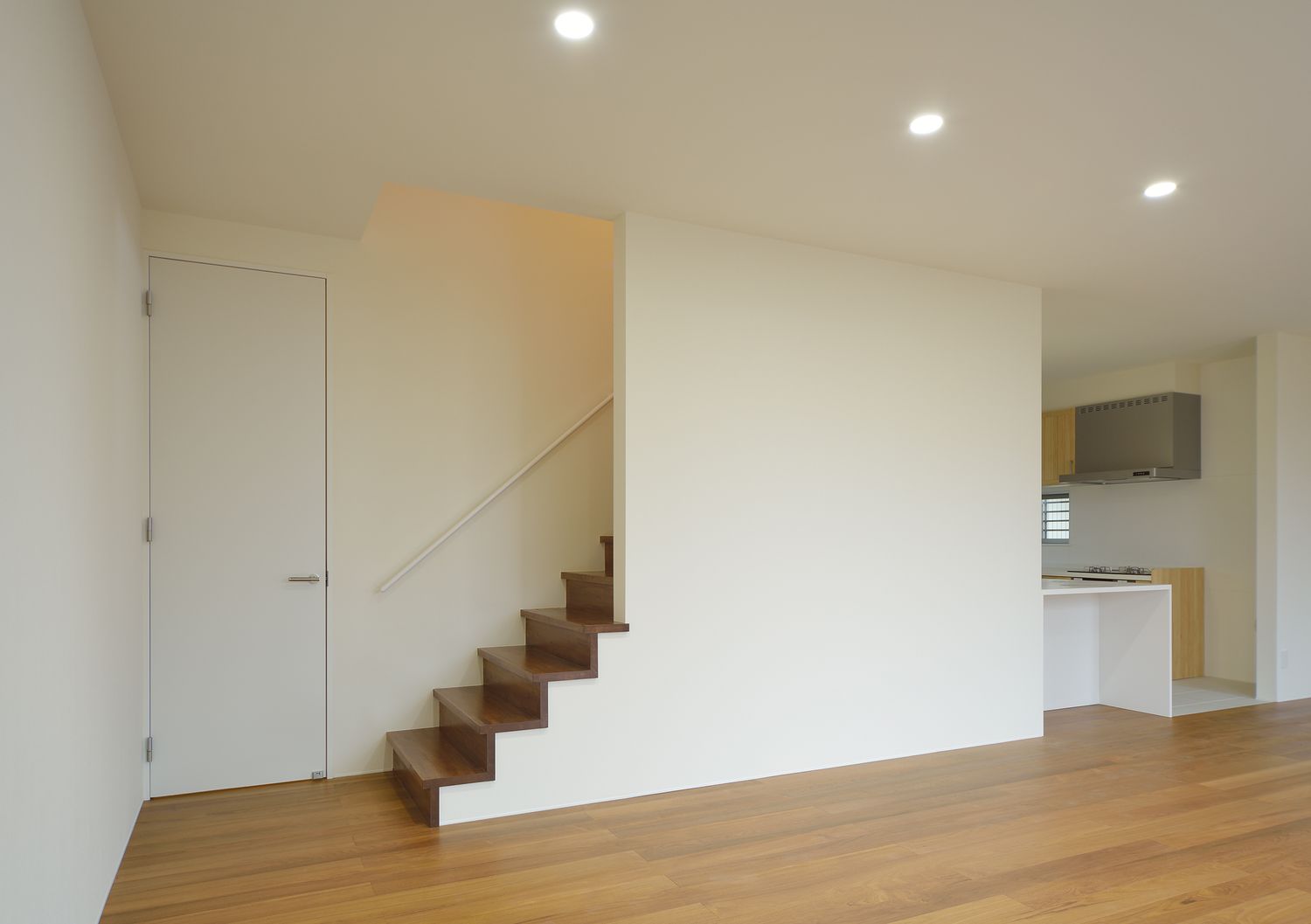 壁で仕切られた木の箱型のリビングイン階段・デザイン住宅