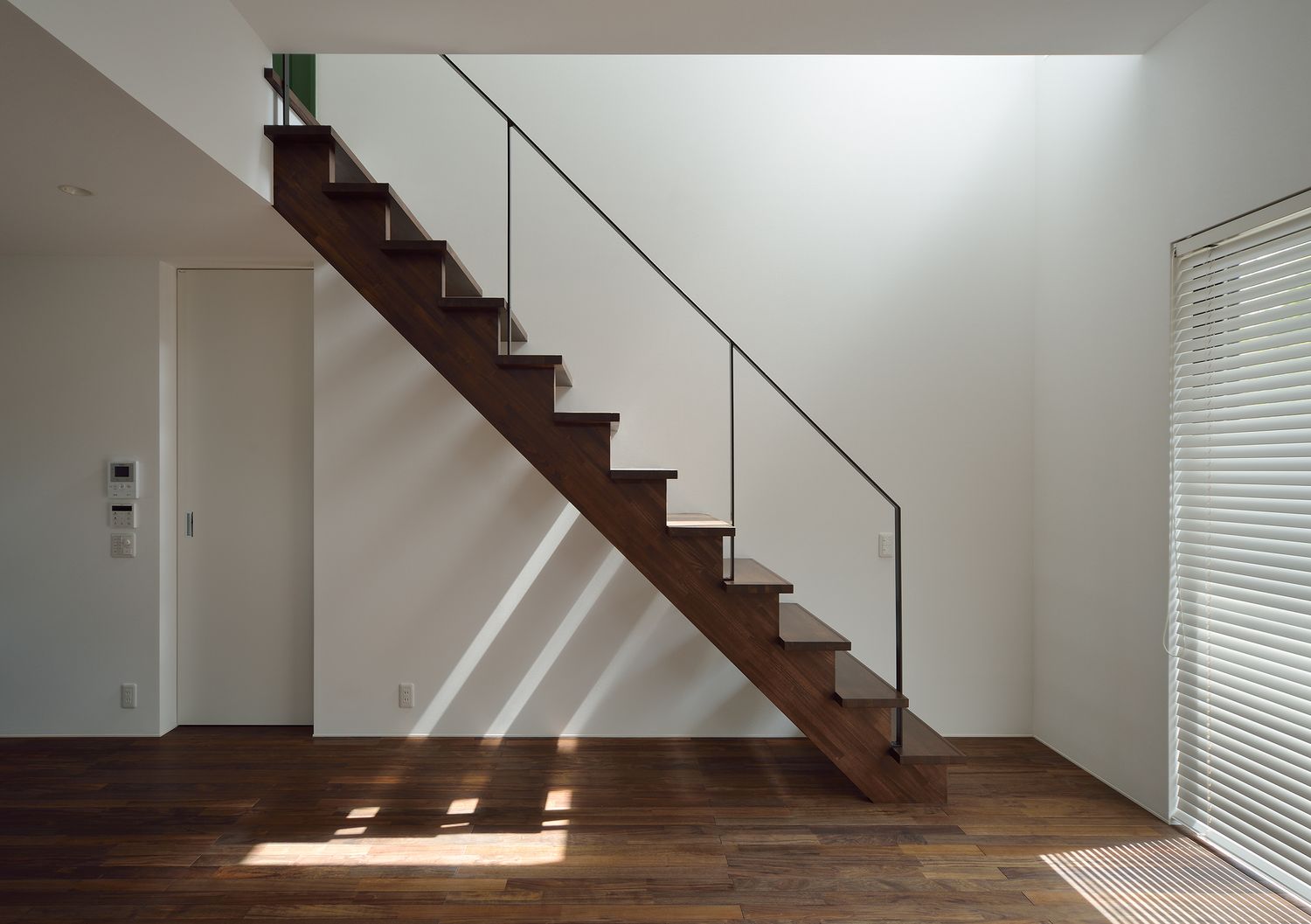 スケルトンのリビングイン階段から光が入る吹き抜け・デザイン住宅