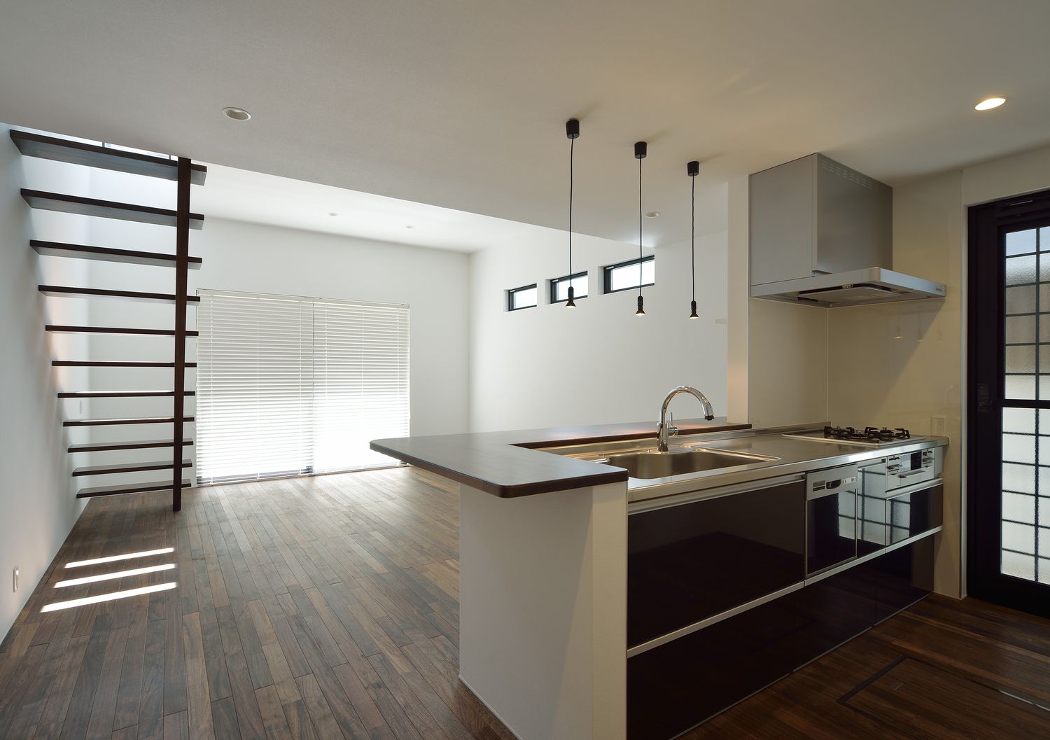 対面キッチンやリビングイン階段があるシンプルなLDK・デザイン住宅