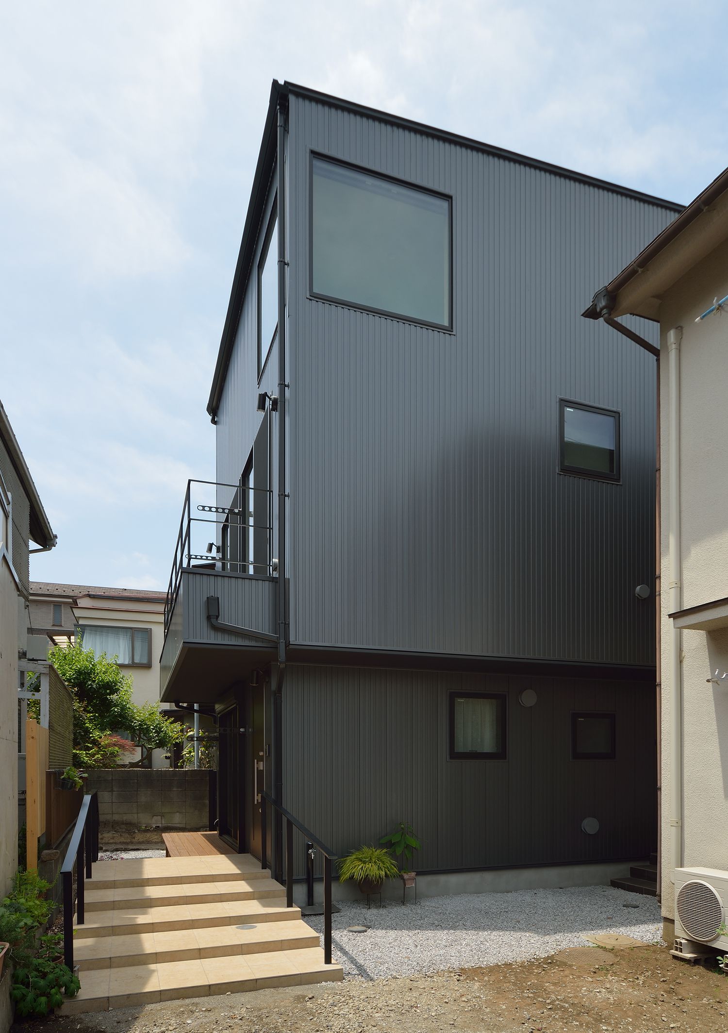 デザイン住宅建築実例_外観・注文住宅『CASE333 コントラストが美しい二世帯住宅』の建築実例・施⼯例の写真・建物外観全体