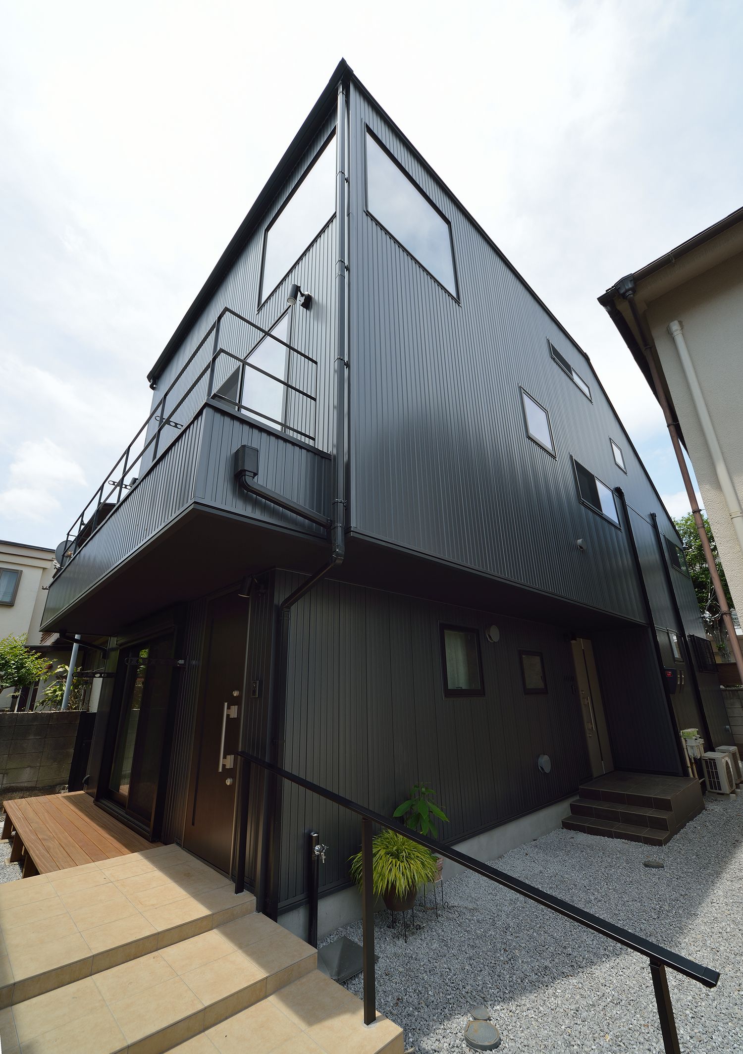 黒い外壁のシンプルな外観の二世帯住宅・デザイン住宅