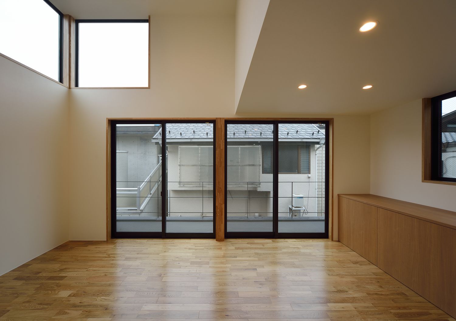 吹き抜けのあるベランダ付きの開放的なLDK・デザイン住宅