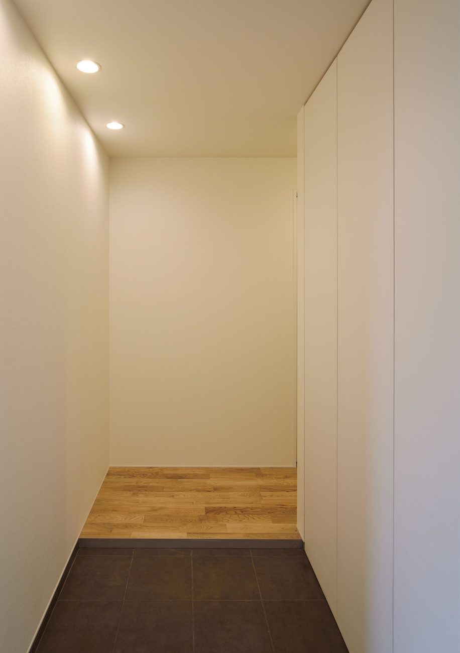 扉付きのシューズボックスがあるシンプルな玄関・デザイン住宅