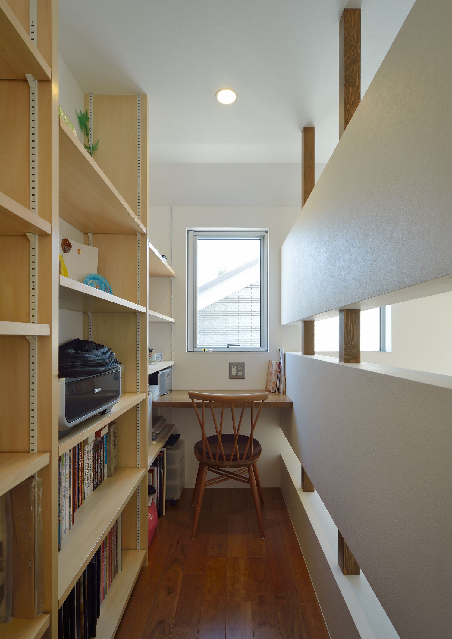 壁際に造作本棚を取り付けたオープンな書斎・デザイン住宅