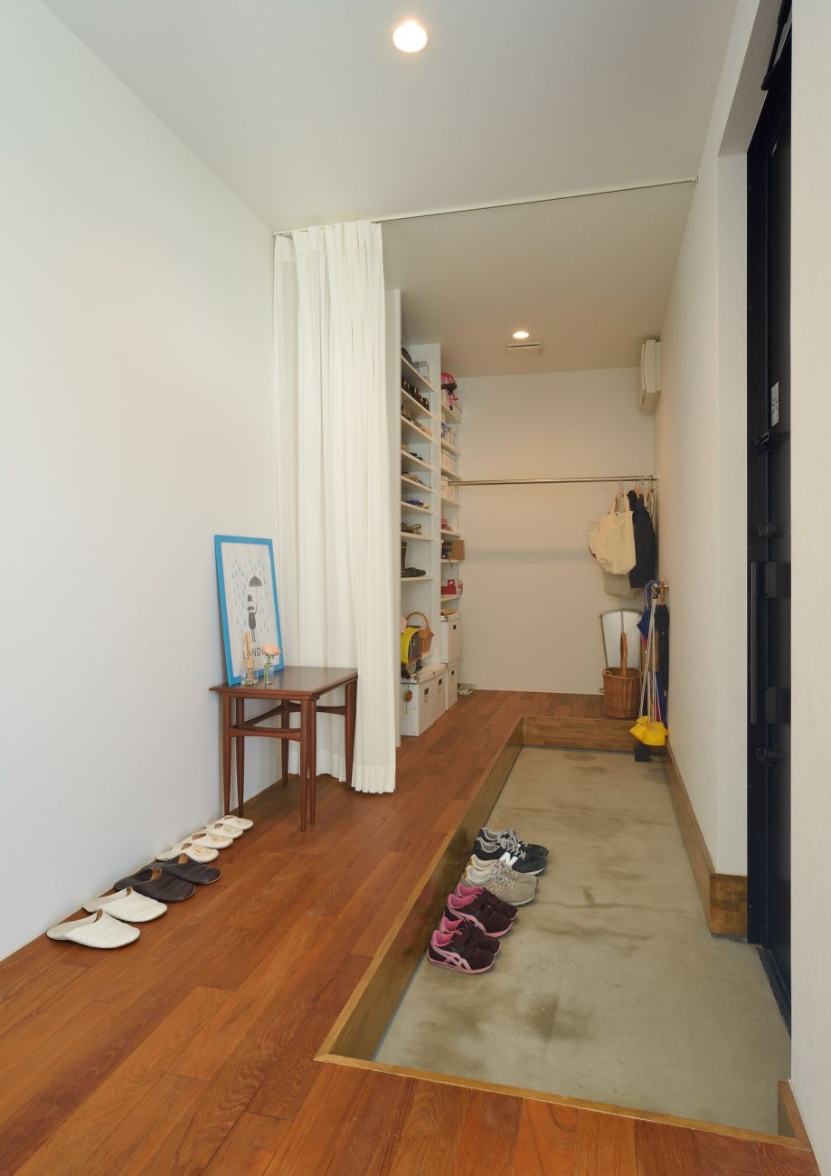 シューズボックスやハンガーラックを取り付けた収納豊富な玄関・デザイン住宅
