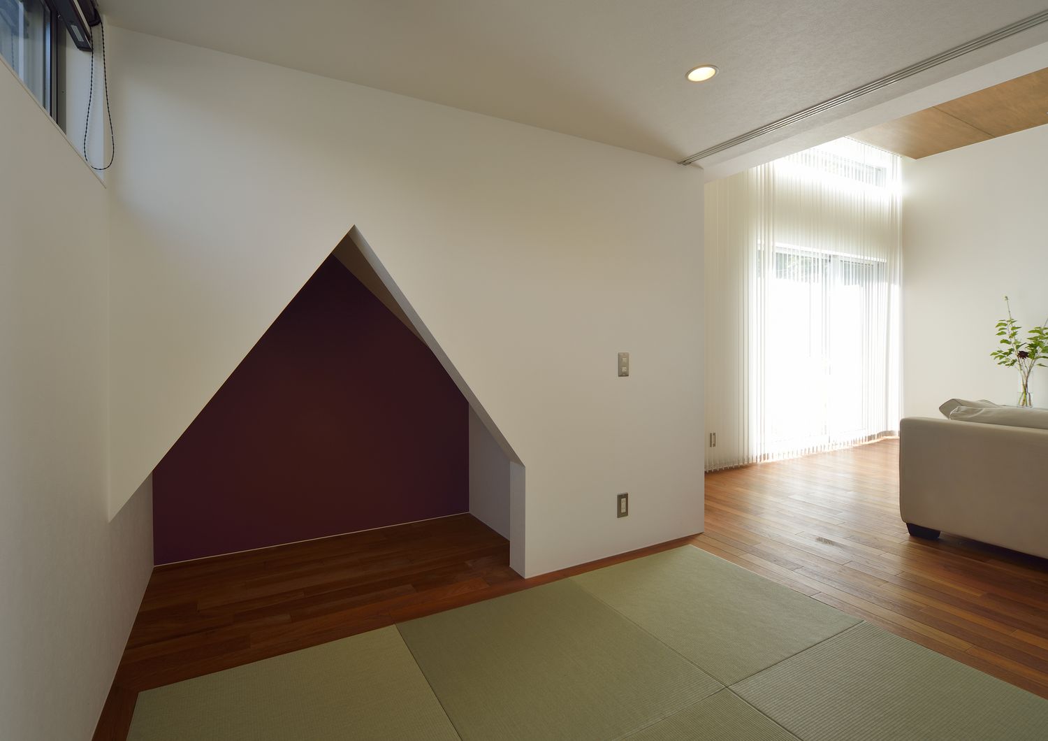 フローリングのLDKと繋がる琉球畳の和室スペース・デザイン住宅