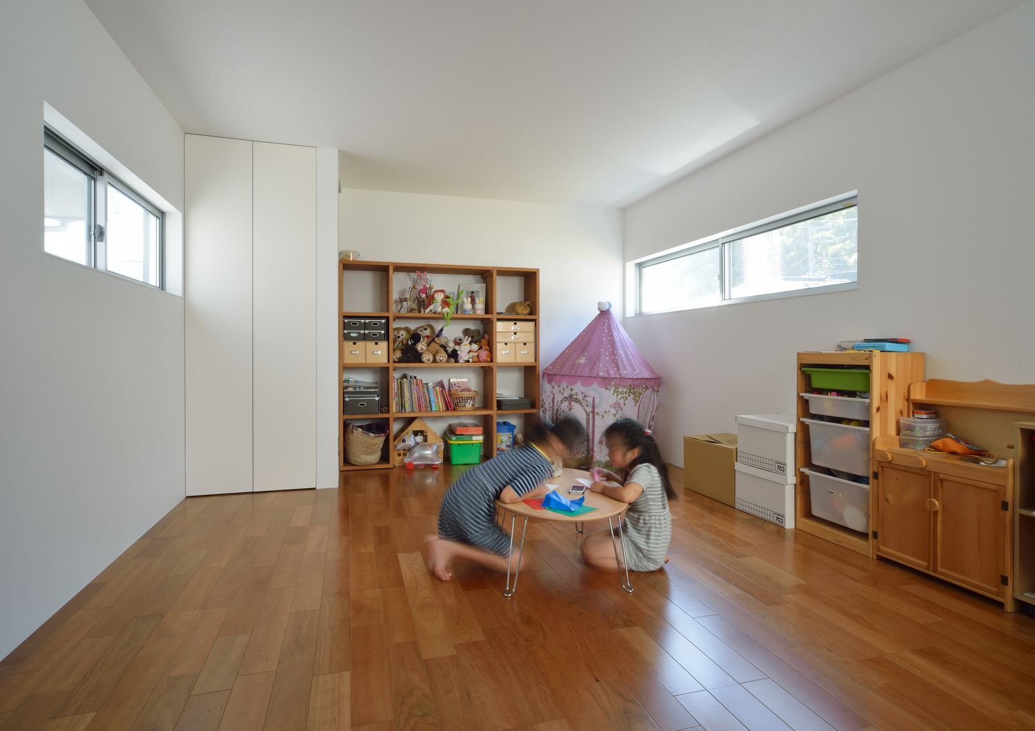 スリット窓を取り付けた、木のインテリアでまとめた子供部屋・デザイン住宅