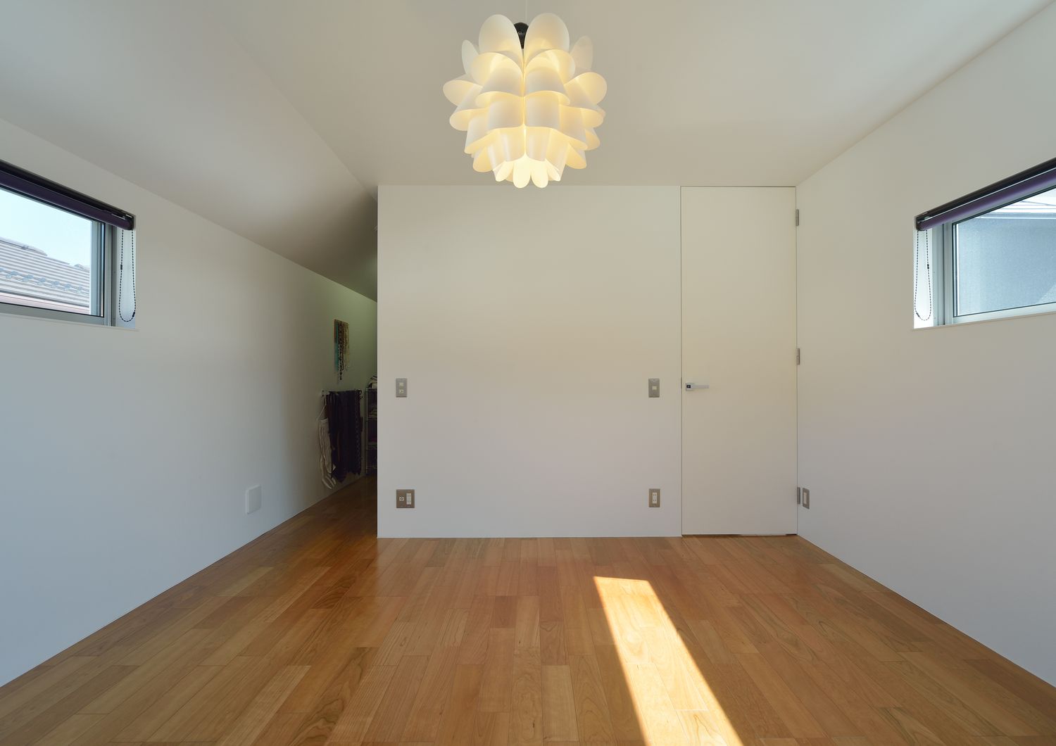 おしゃれなペンダントライトがアクセントになるシンプルな寝室・デザイン住宅