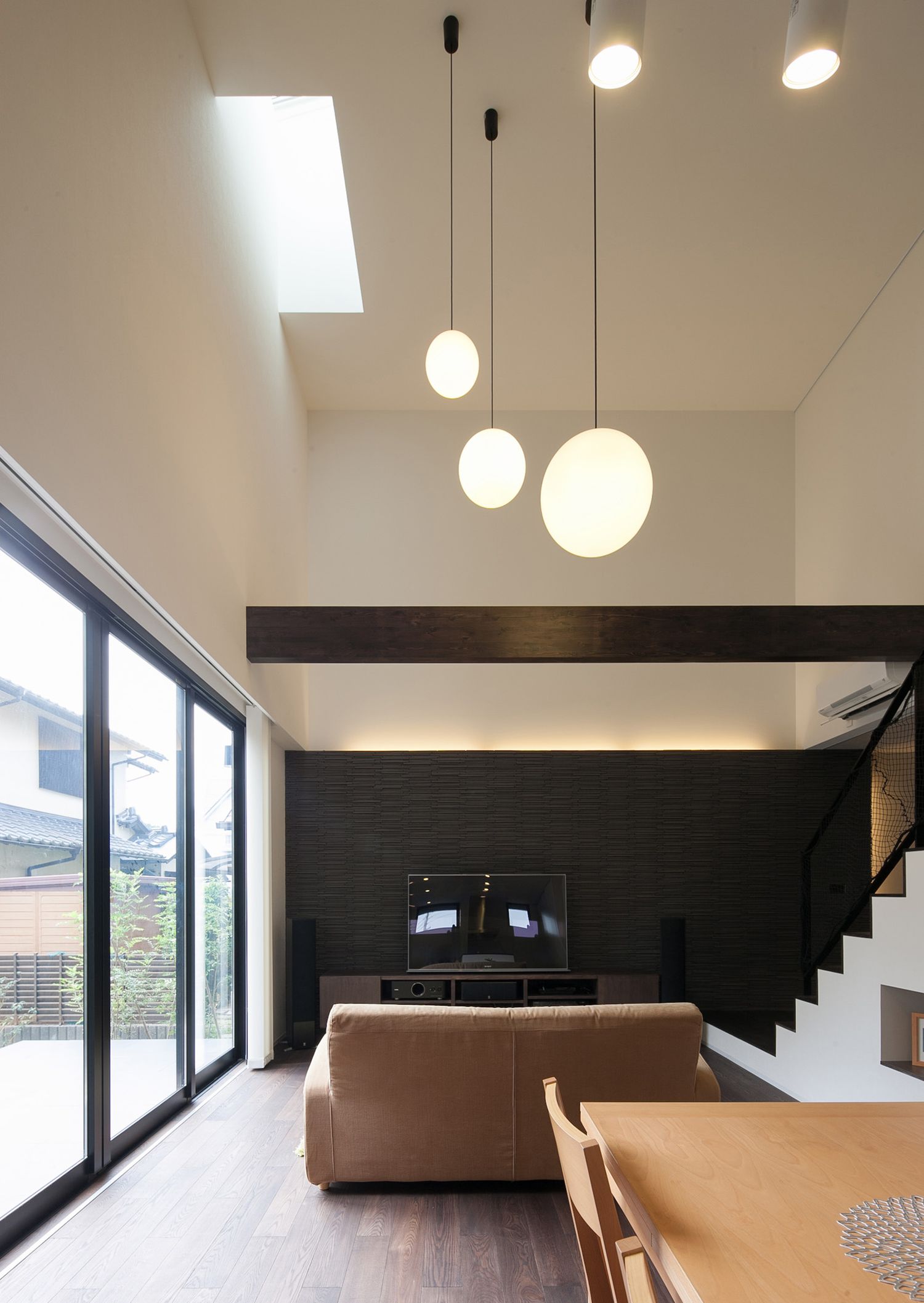 テラスに面した開放的な吹き抜けのLDK・デザイン住宅