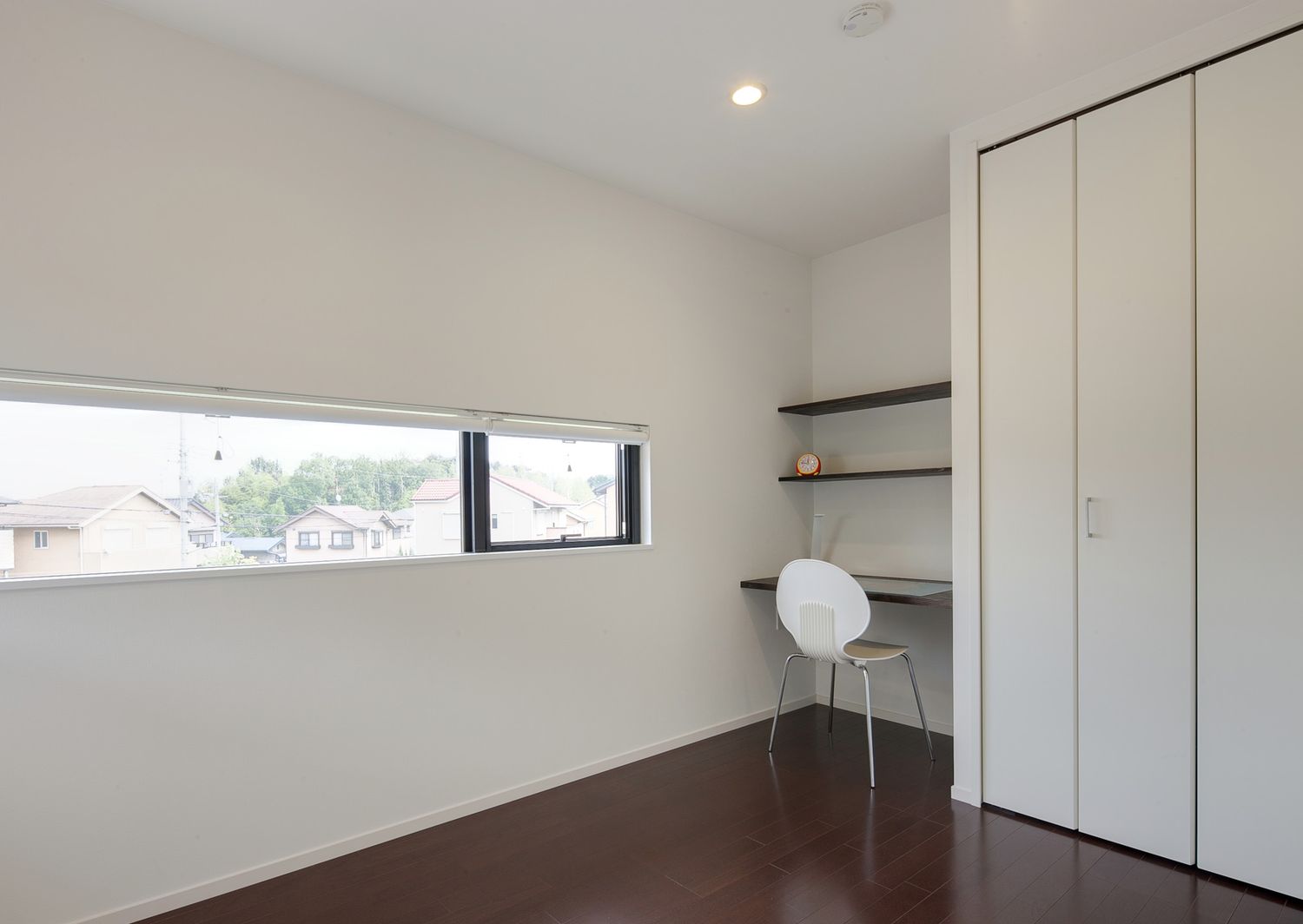 横長のスリット窓があるプライバシー性の高い書斎・デザイン住宅