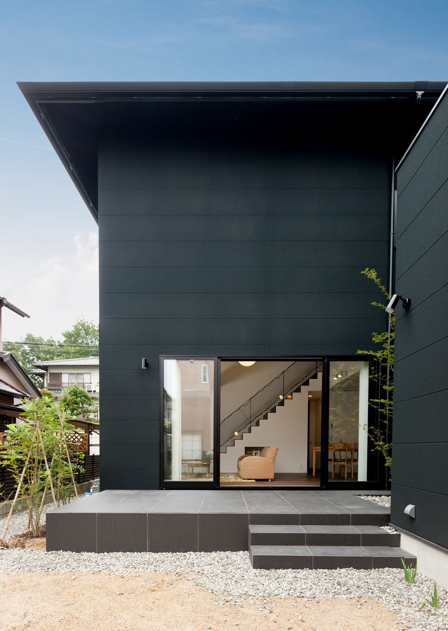 LDKに面した大きな窓がある開放的なテラス・デザイン住宅