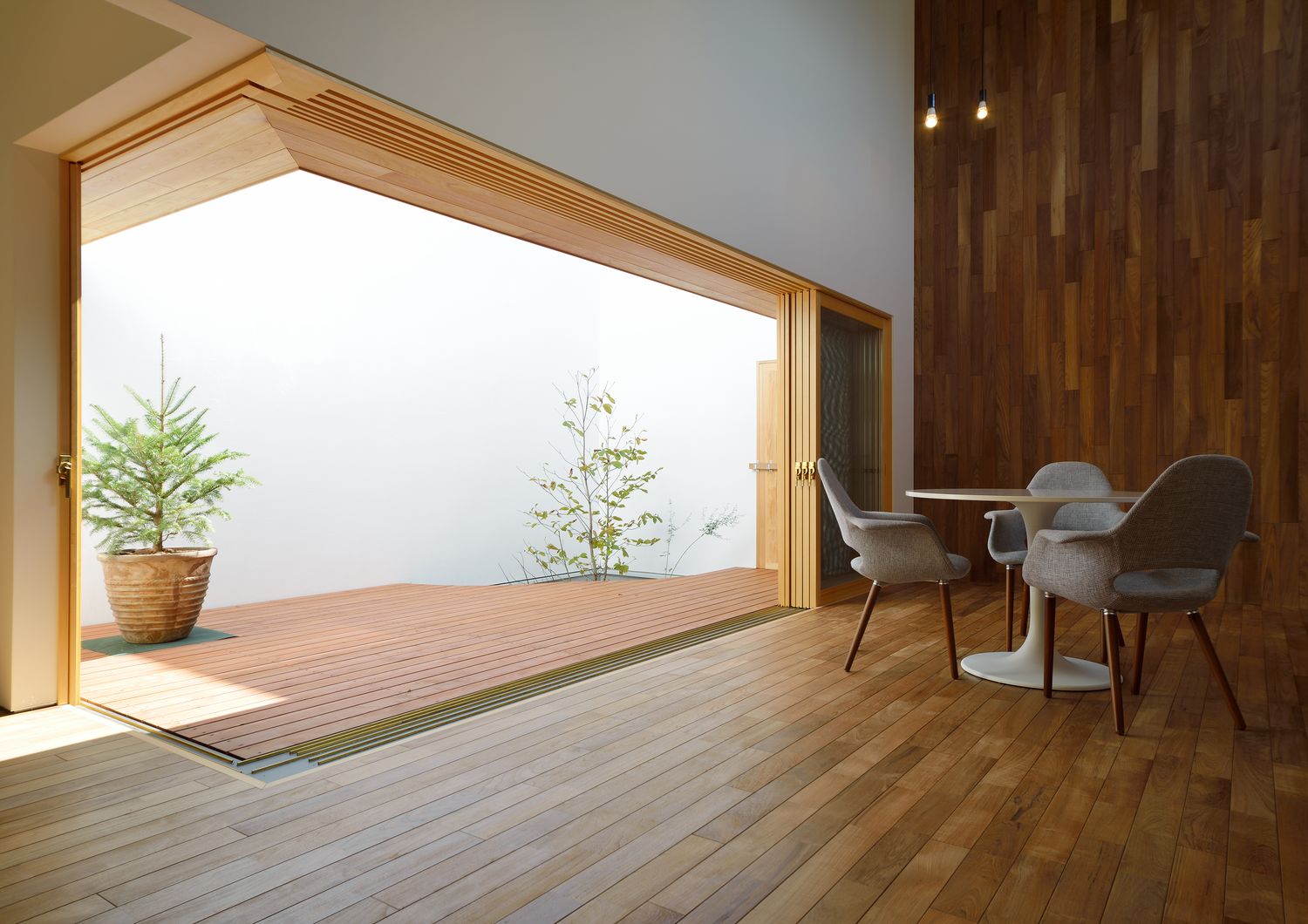 サッシを開放した開放感あふれるアウトドアリビング