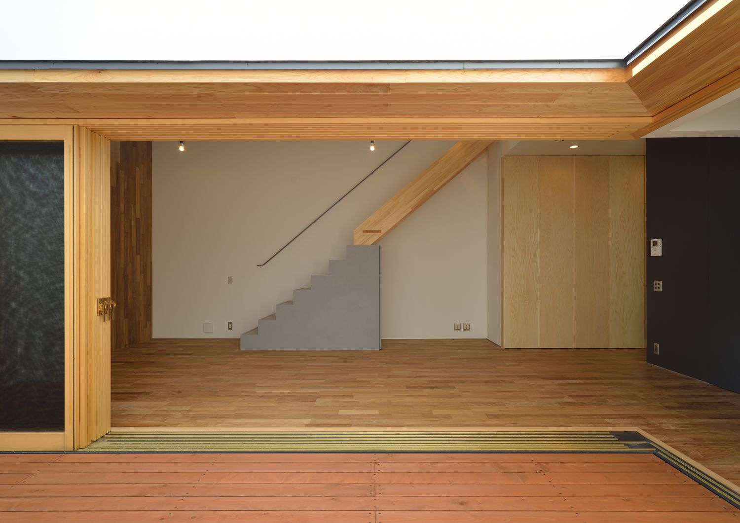 中庭とフラットに繋がる開放感のあるLDK・デザイン住宅