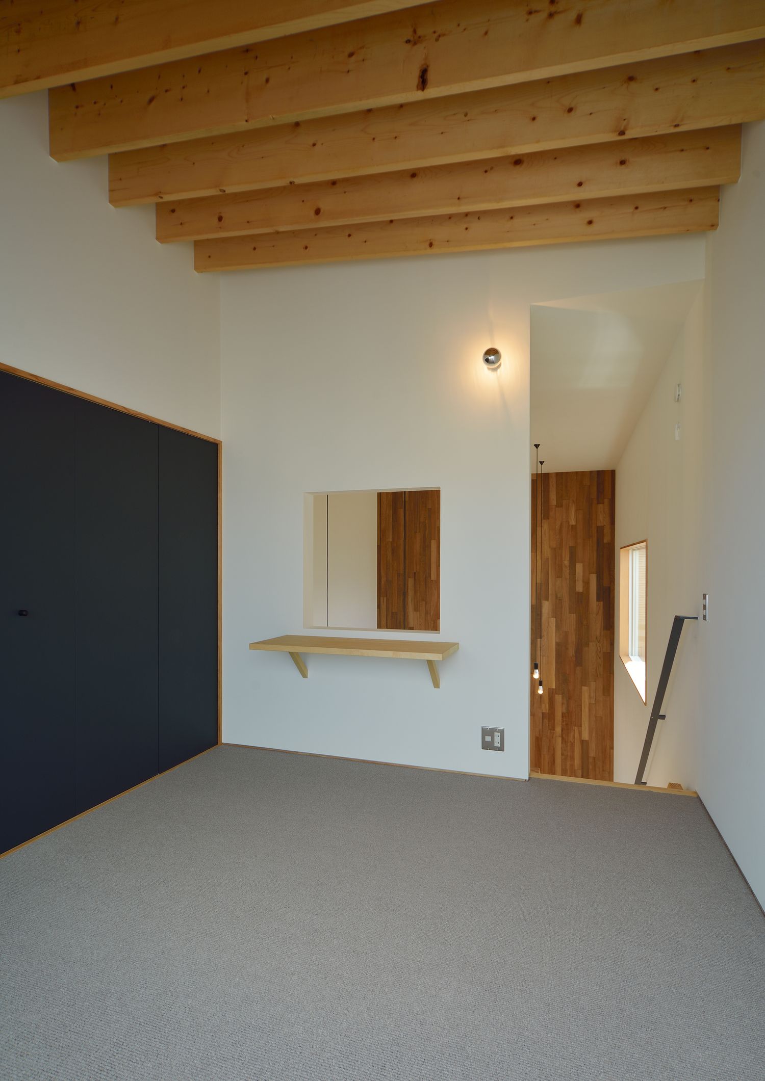 木の梁見せ天井がある室内窓つきの廊下・デザイン住宅