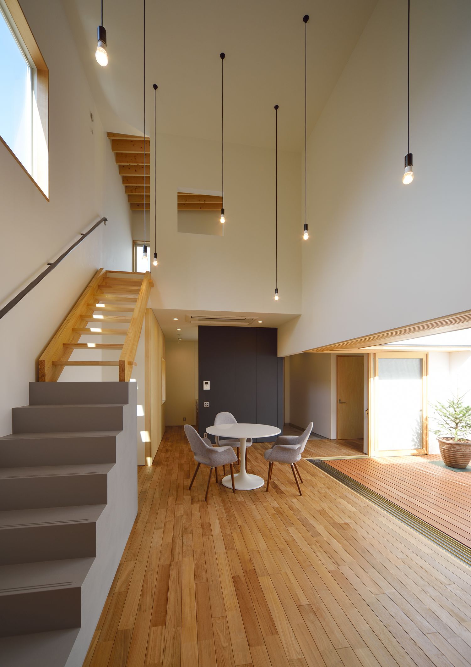 中庭に面した吹き抜けのLDK・デザイン住宅