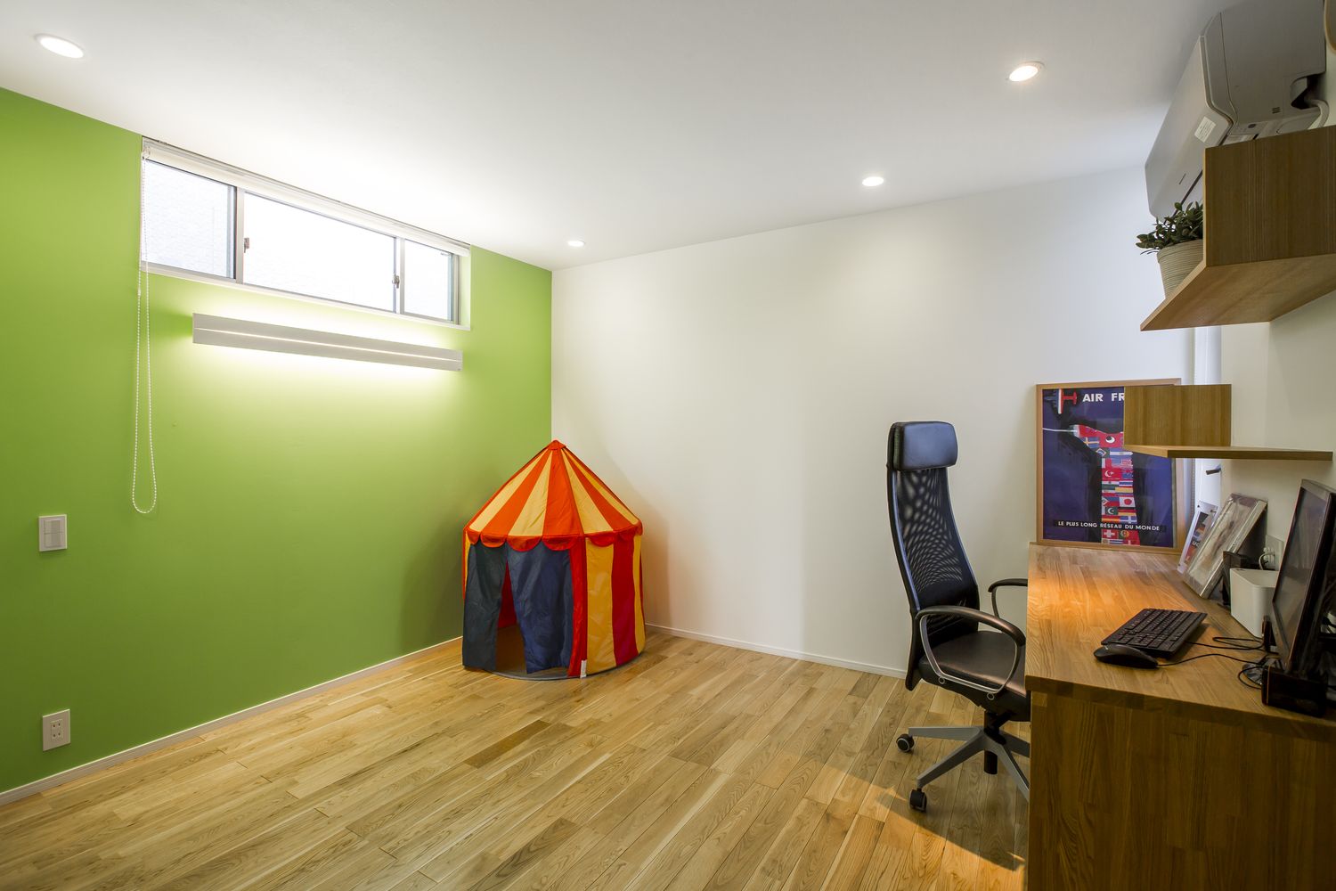 デスクを置いた緑のアクセントウォールの子供部屋・デザイン住宅
