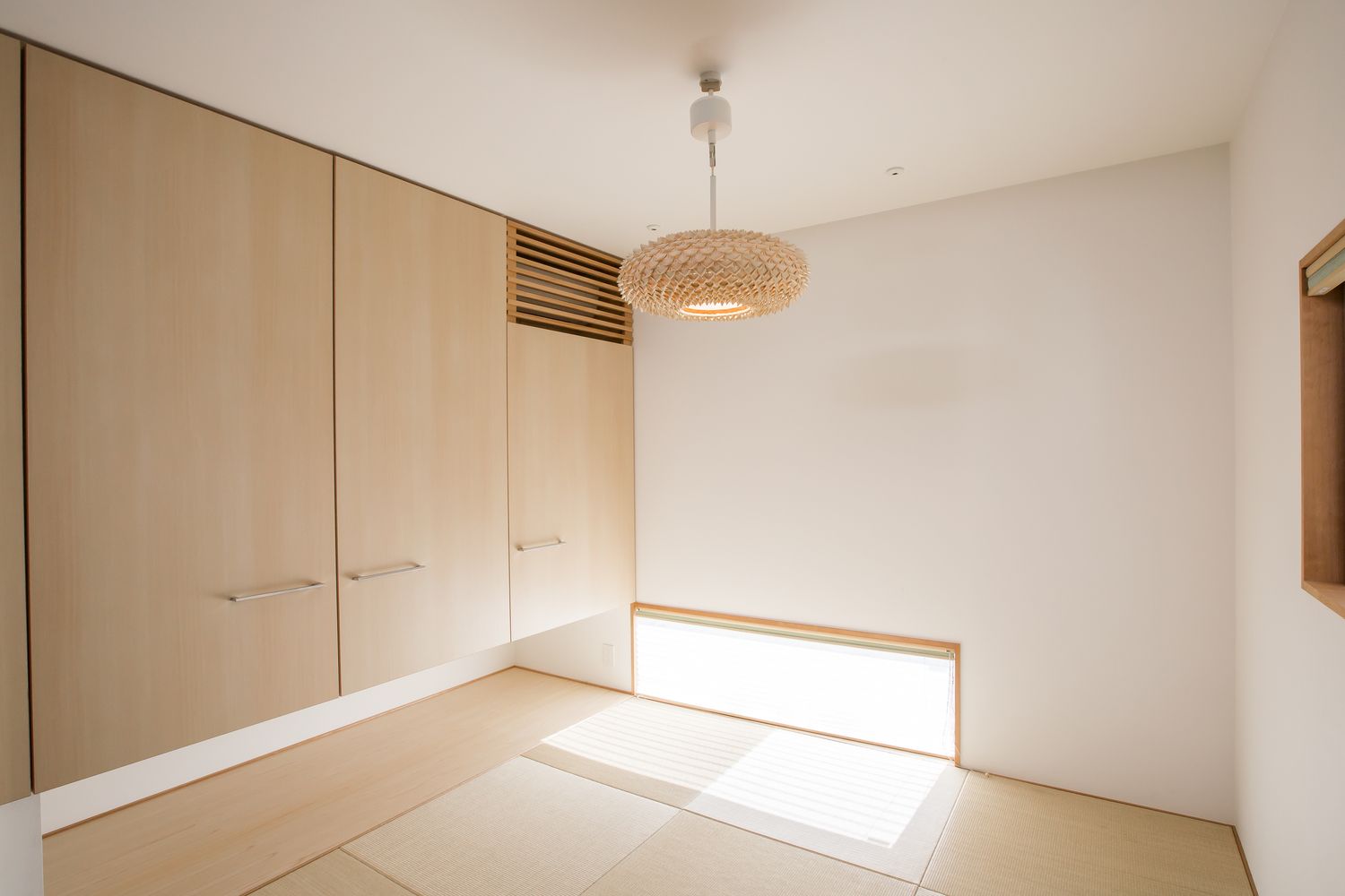 地窓や収納棚があるモダンな和室・デザイン住宅