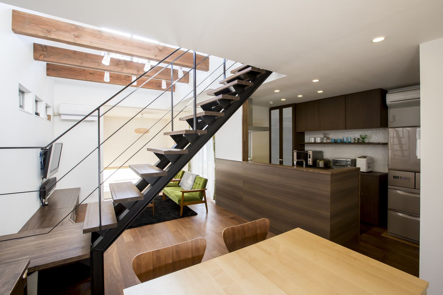 スケルトンのリビングイン階段がある吹き抜けのLDK・デザイン住宅