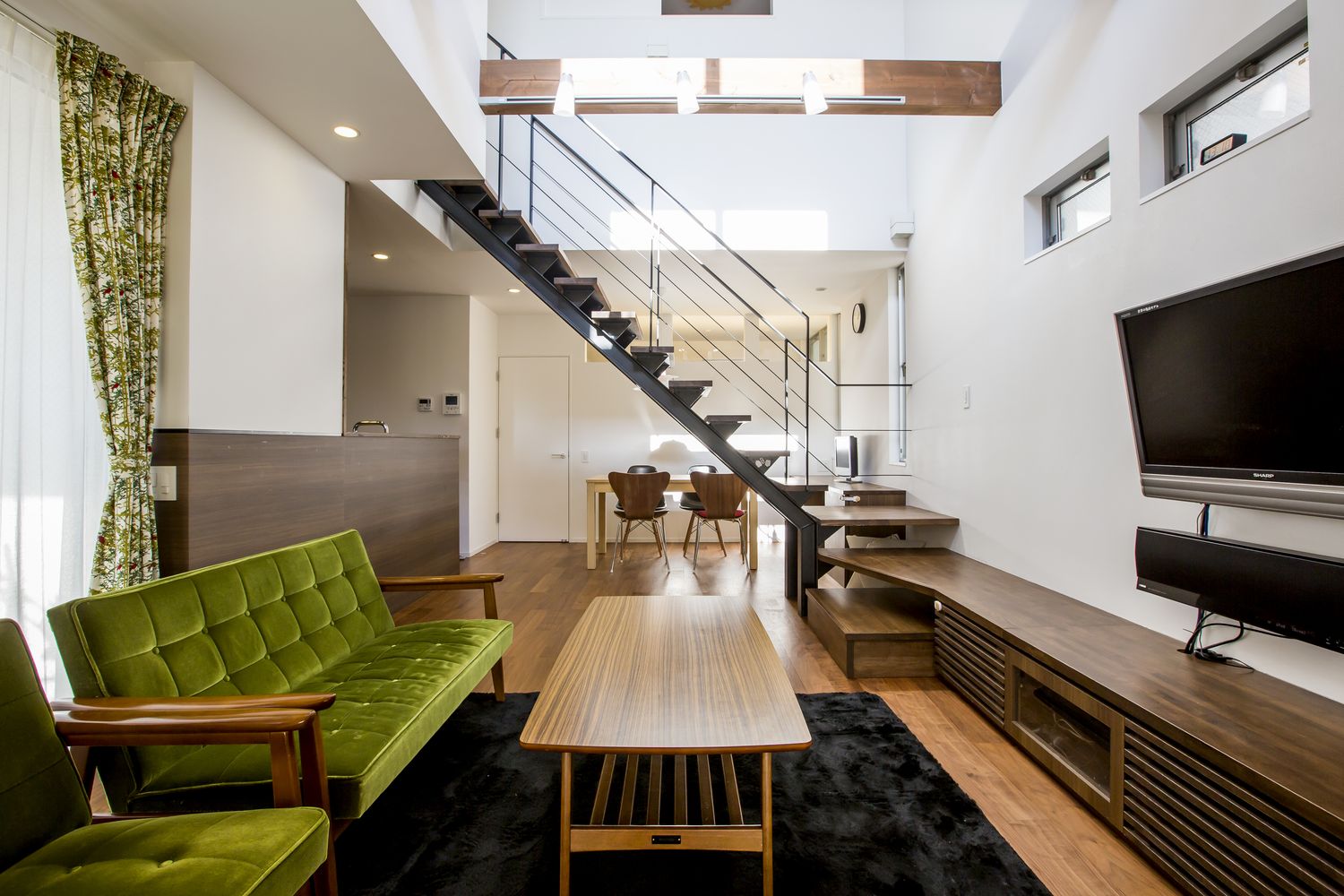 吹き抜けのある木のインテリアを中心としたLDK・デザイン住宅