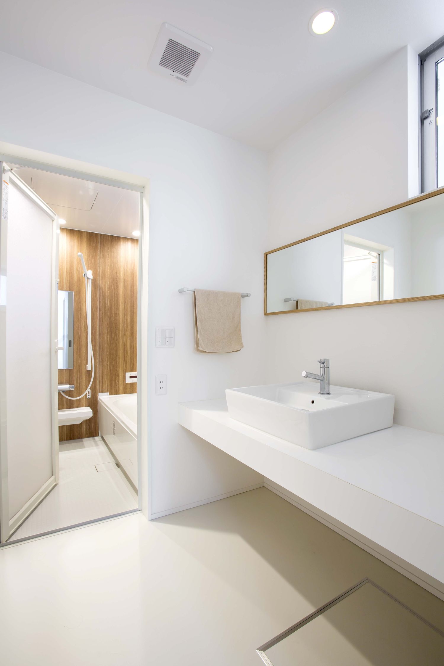 白で統一されたシンプルで清潔感のある洗面所・デザイン住宅