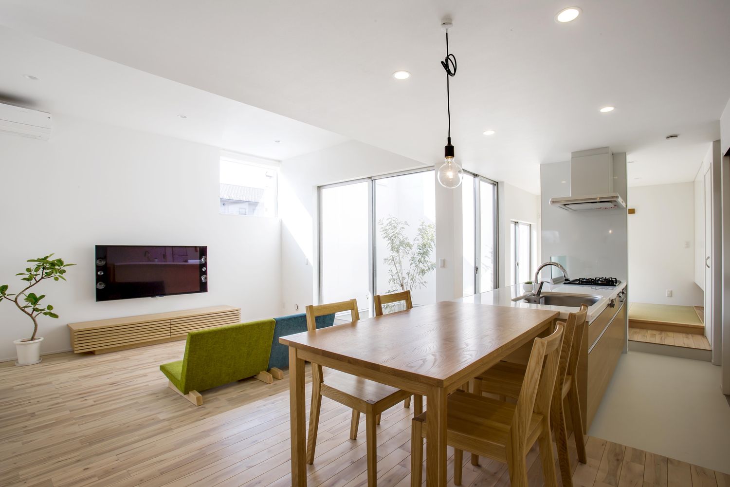 中庭を囲む窓と高天井があるシンプルでおしゃれなLDK・デザイン住宅