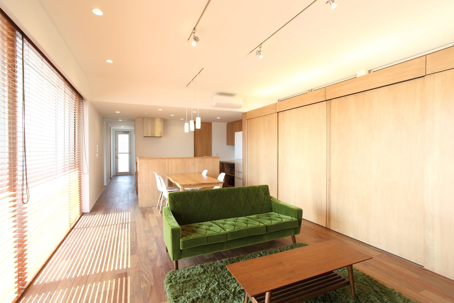 木のインテリアでまとめた落ち着きのあるLDK・デザイン住宅