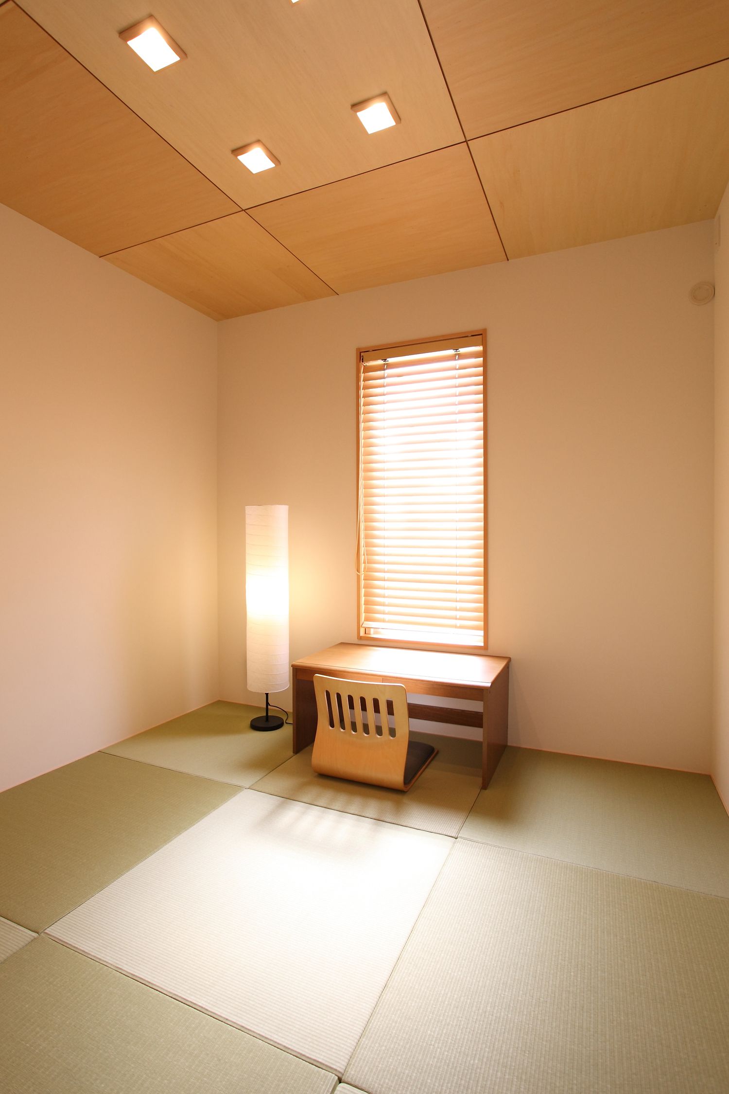 木の天井で窓際に机が置かれたモダンな和室・デザイン住宅
