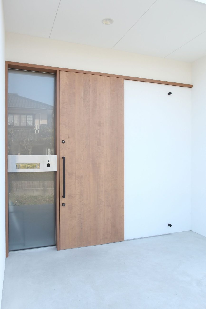 木の引き戸が取り付けられた玄関・デザイン住宅