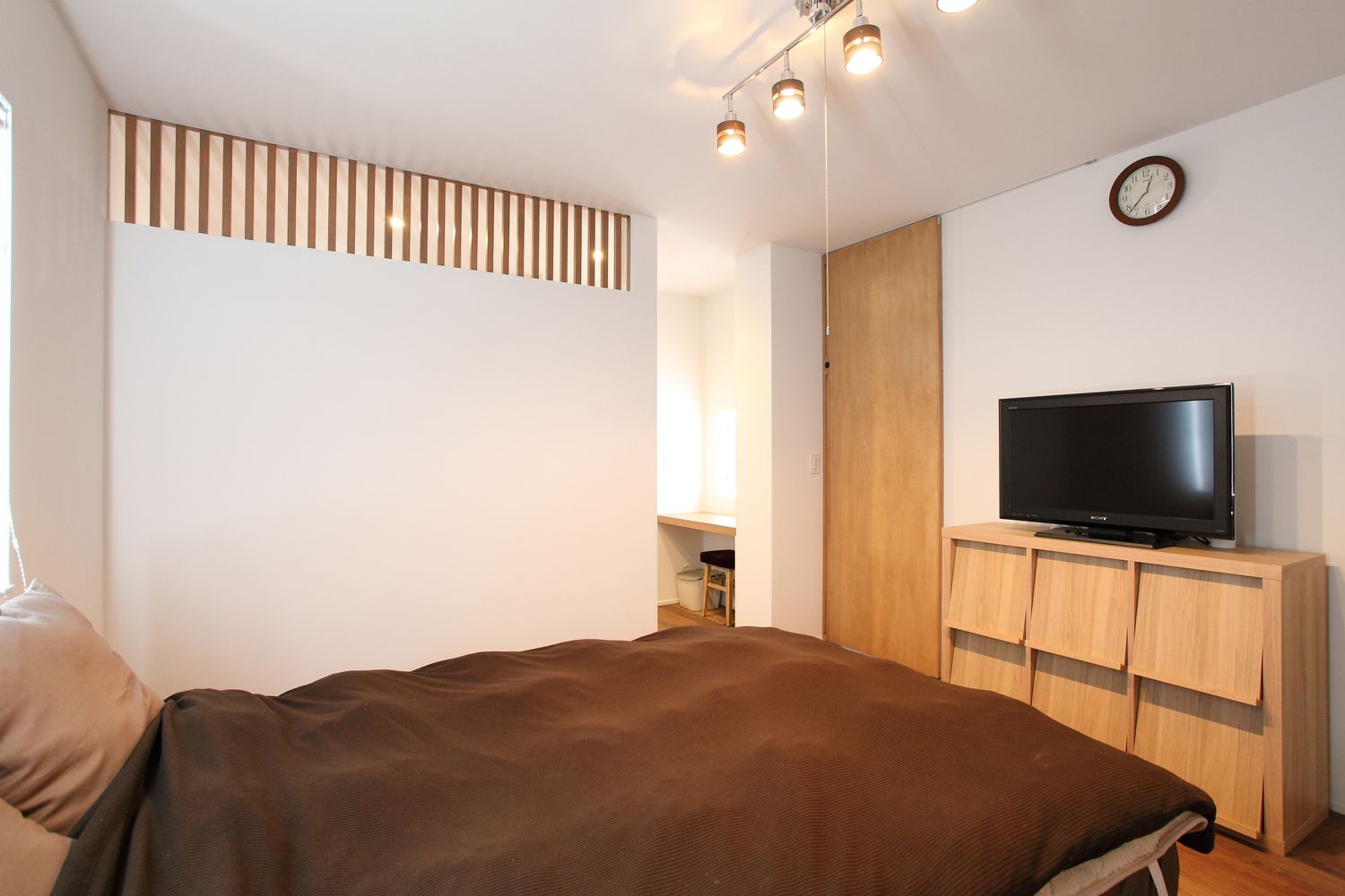 テレビを置いた、書斎が隣にある寝室・デザイン住宅