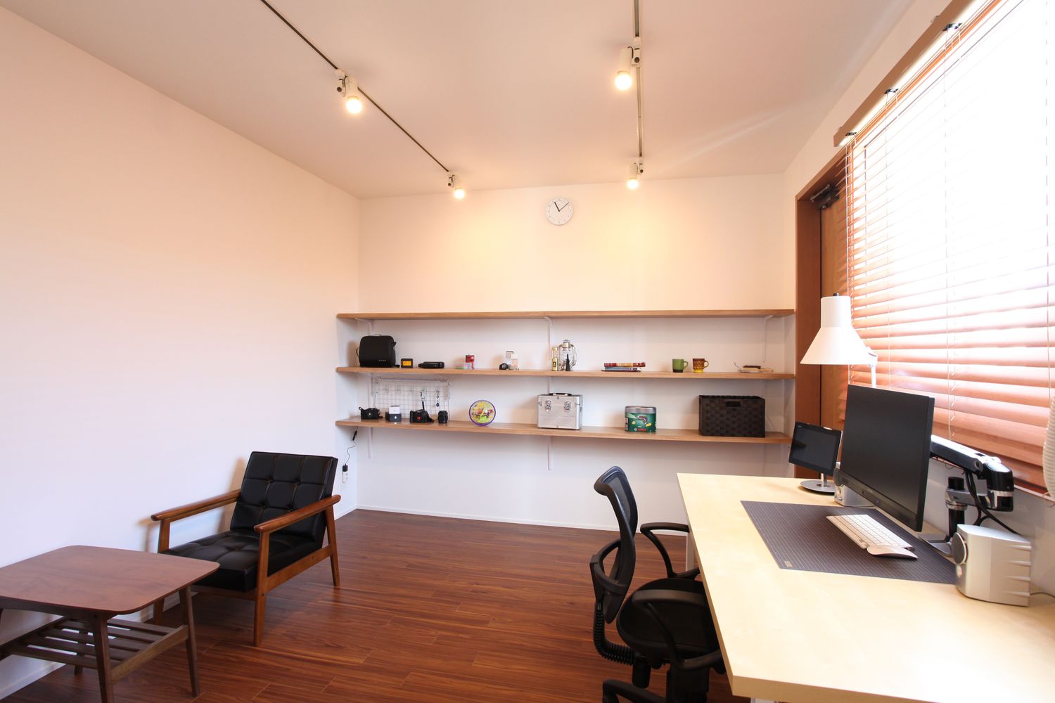 窓際に机がある広くておしゃれな書斎・デザイン住宅