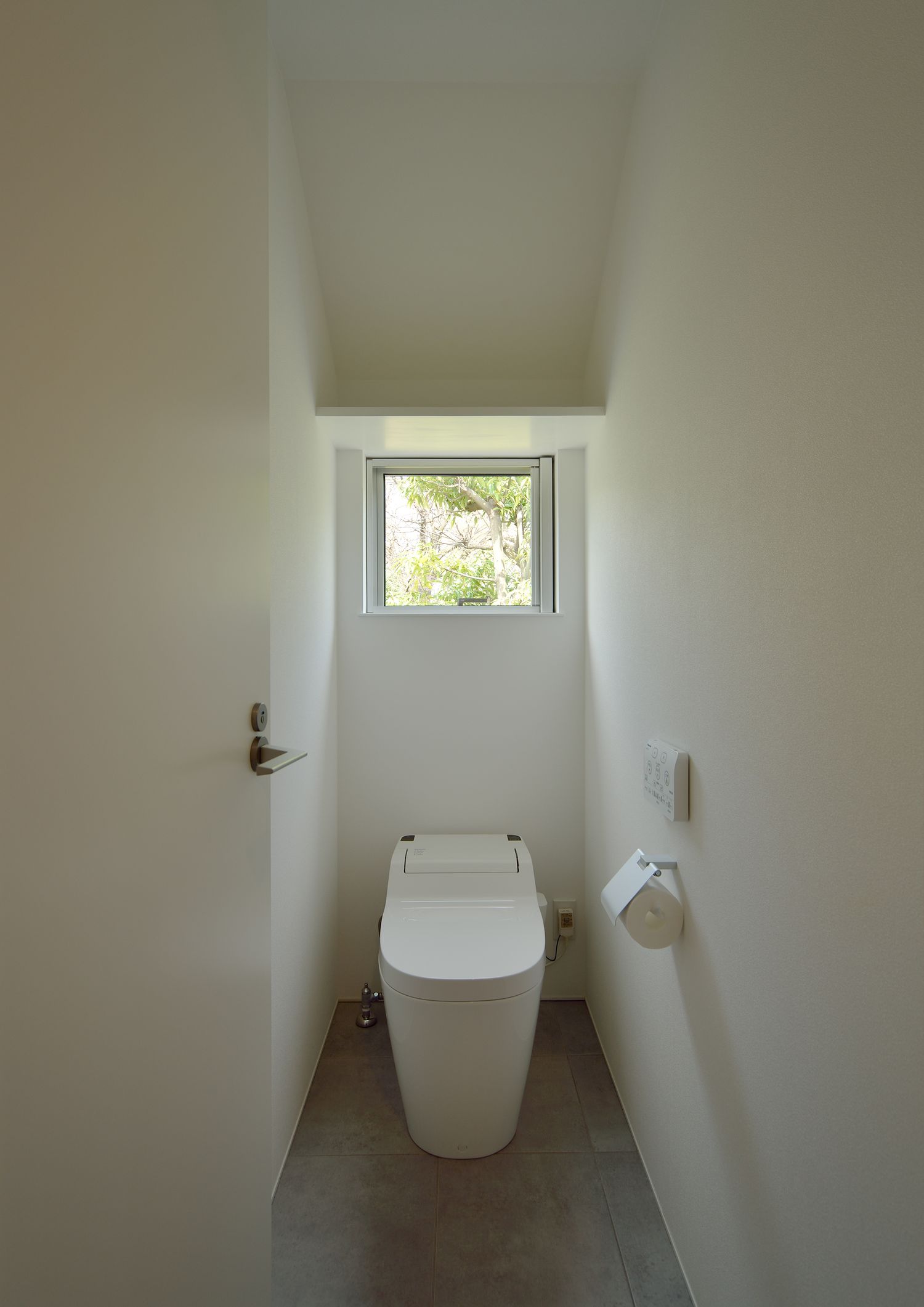 小窓が取り付けられたシンプルなトイレ・デザイン住宅