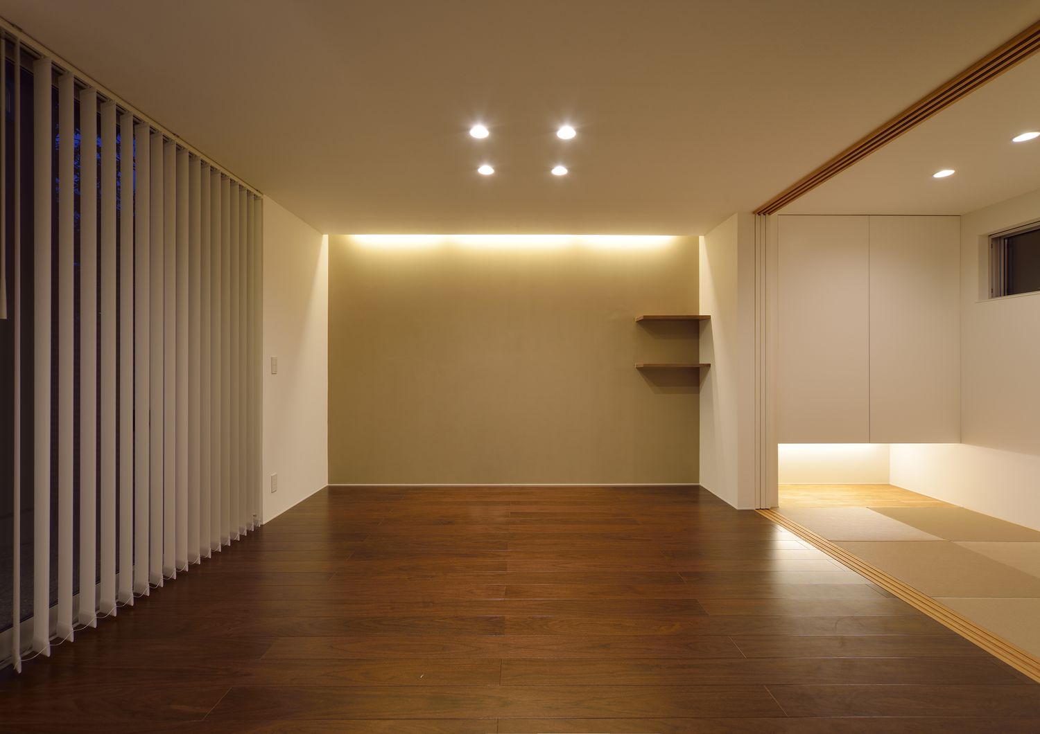 壁際に間接照明を取り付けた和室付きのLDK・デザイン住宅