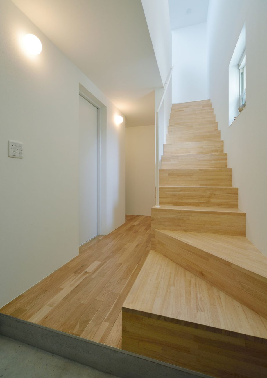 フローリングと近い素材を使った木の箱型階段・デザイン住宅