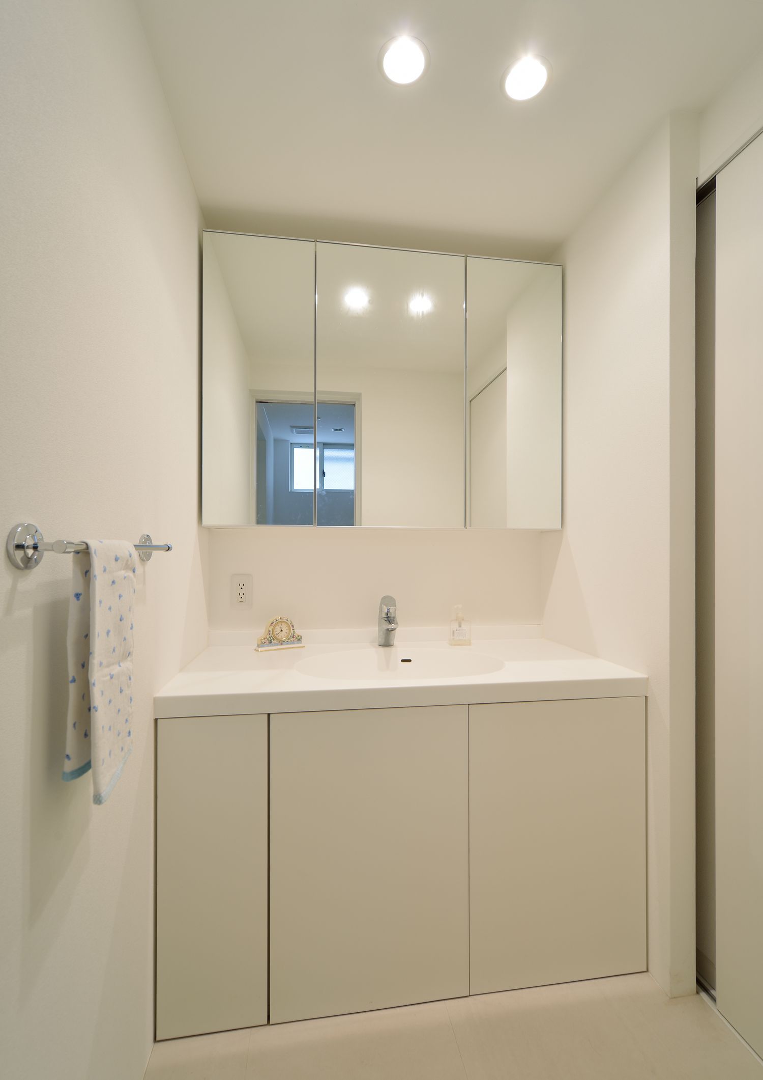 ミラーキャビネット付きのコンパクトな洗面所・デザイン住宅