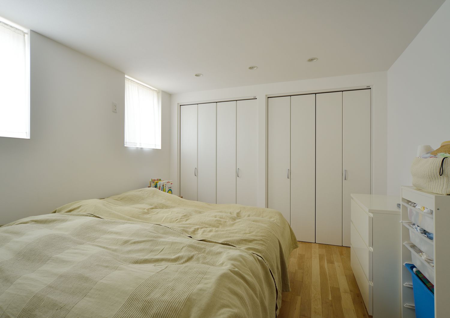 ベッドを二台並べたクローゼット付きの寝室・デザイン住宅