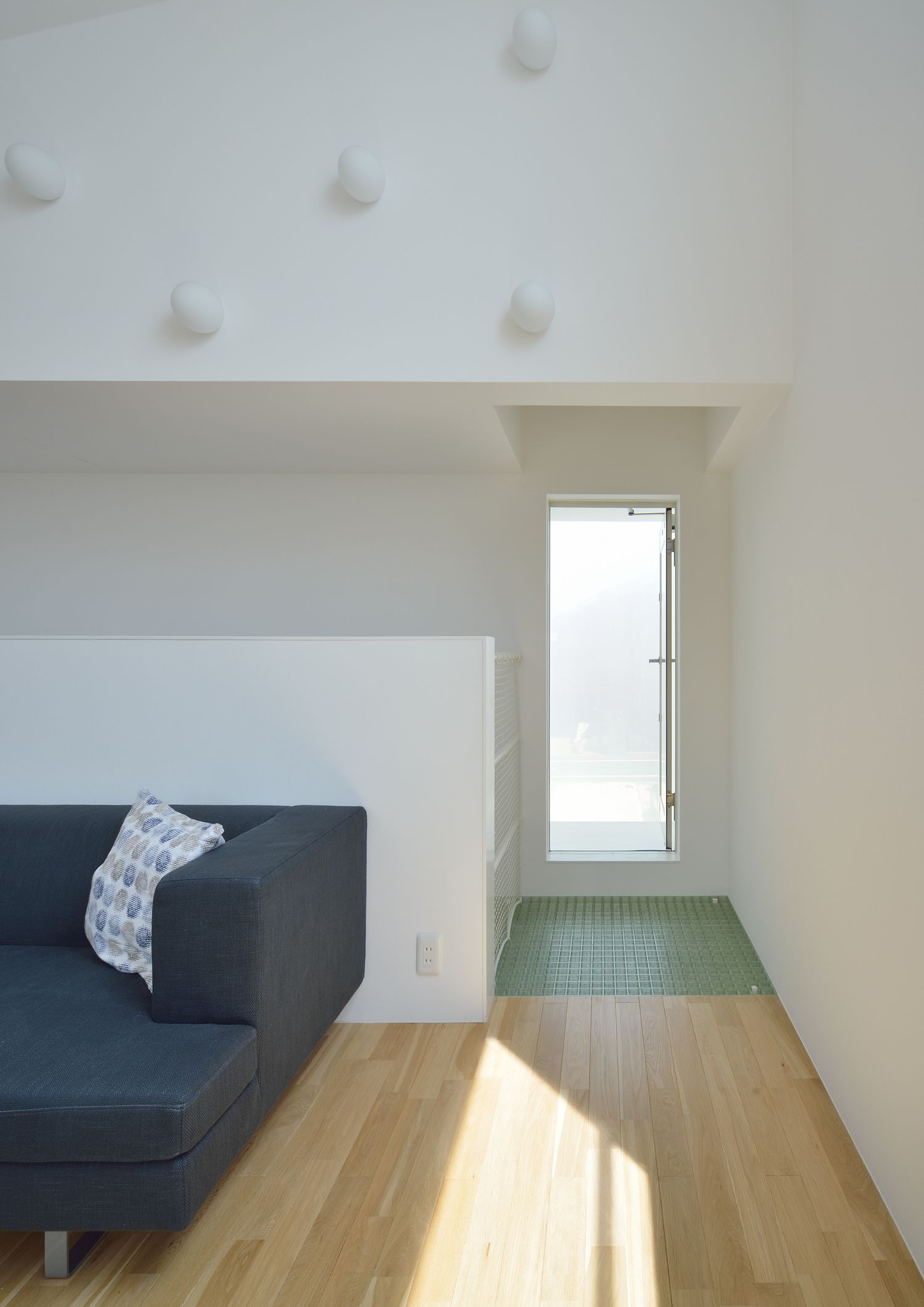 外に出られる小さな窓がある明るい二階LDK・デザイン住宅