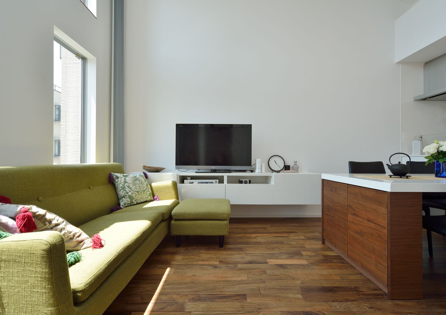 大きな窓から光が入るシンプルな白いLDK・デザイン住宅