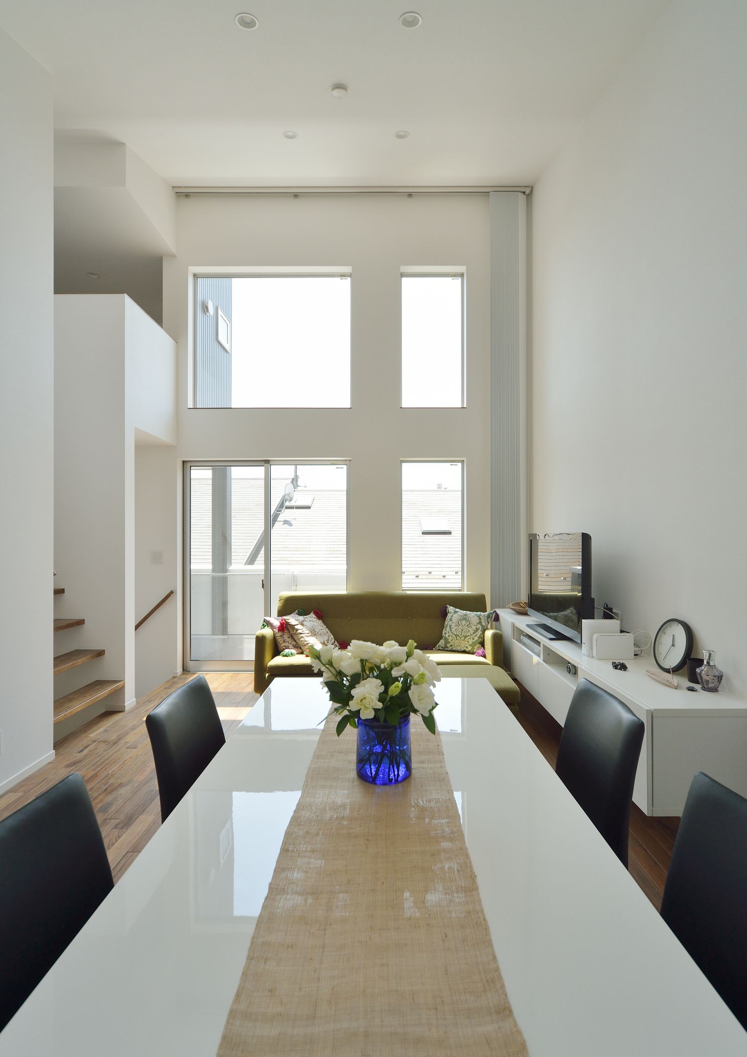 大きな窓から光が入る白いインテリアでまとめられたLDK・デザイン住宅