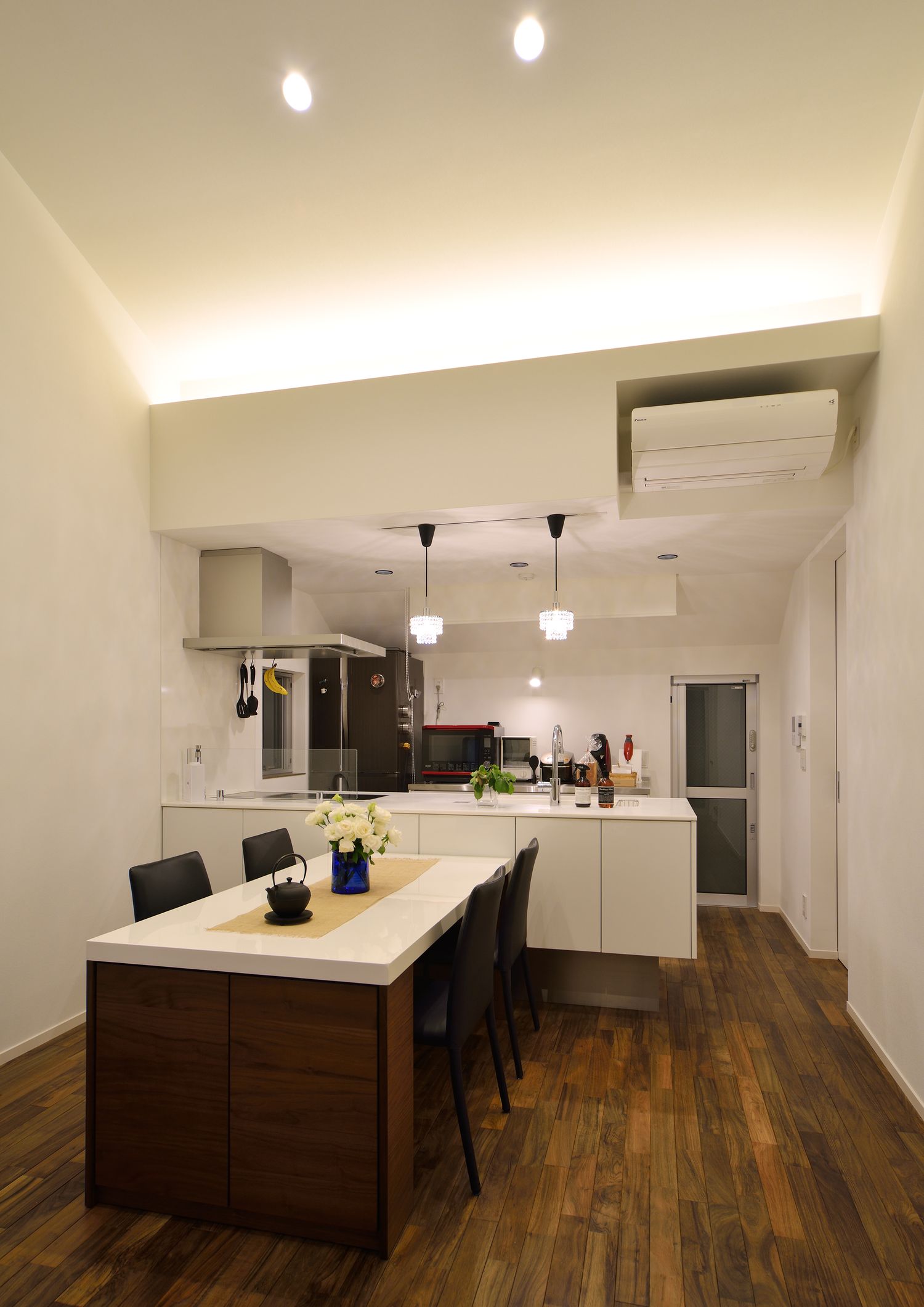 壁際に間接照明が取り付けられたシンプルでおしゃれなLDK・デザイン住宅