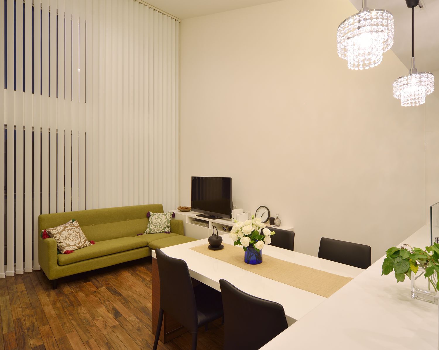 大きな窓にブラインドを取り付けた生活感の少ないおしゃれなLDK・デザイン住宅