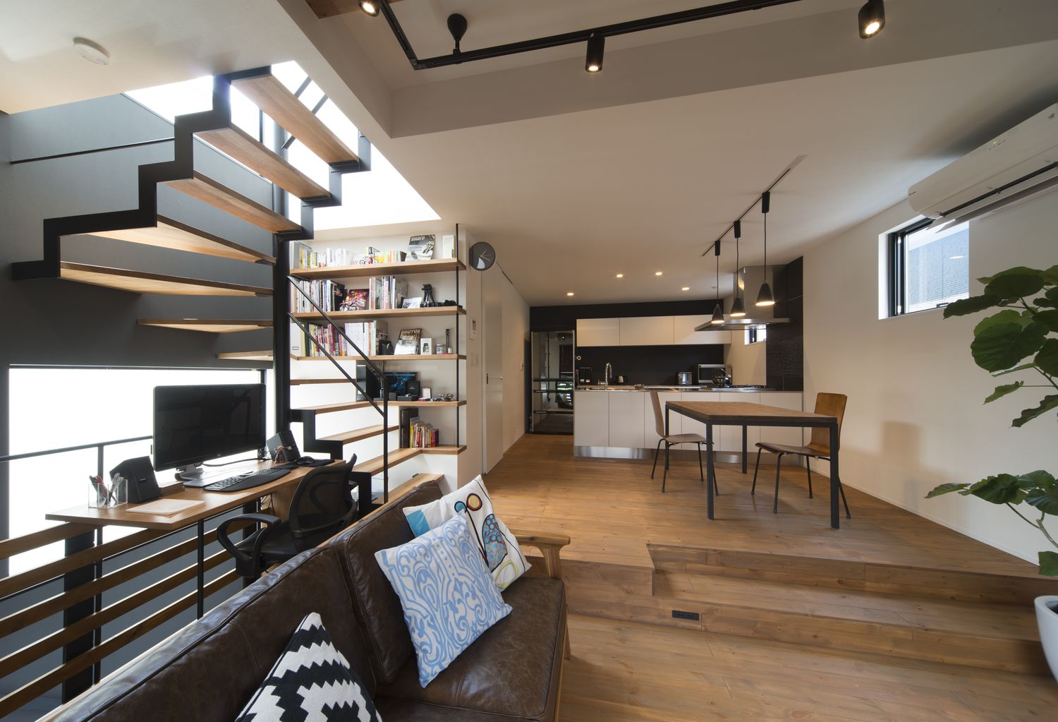 ダウンリビングにワークスペースがある木のインテリアを中心としたLDK・デザイン住宅