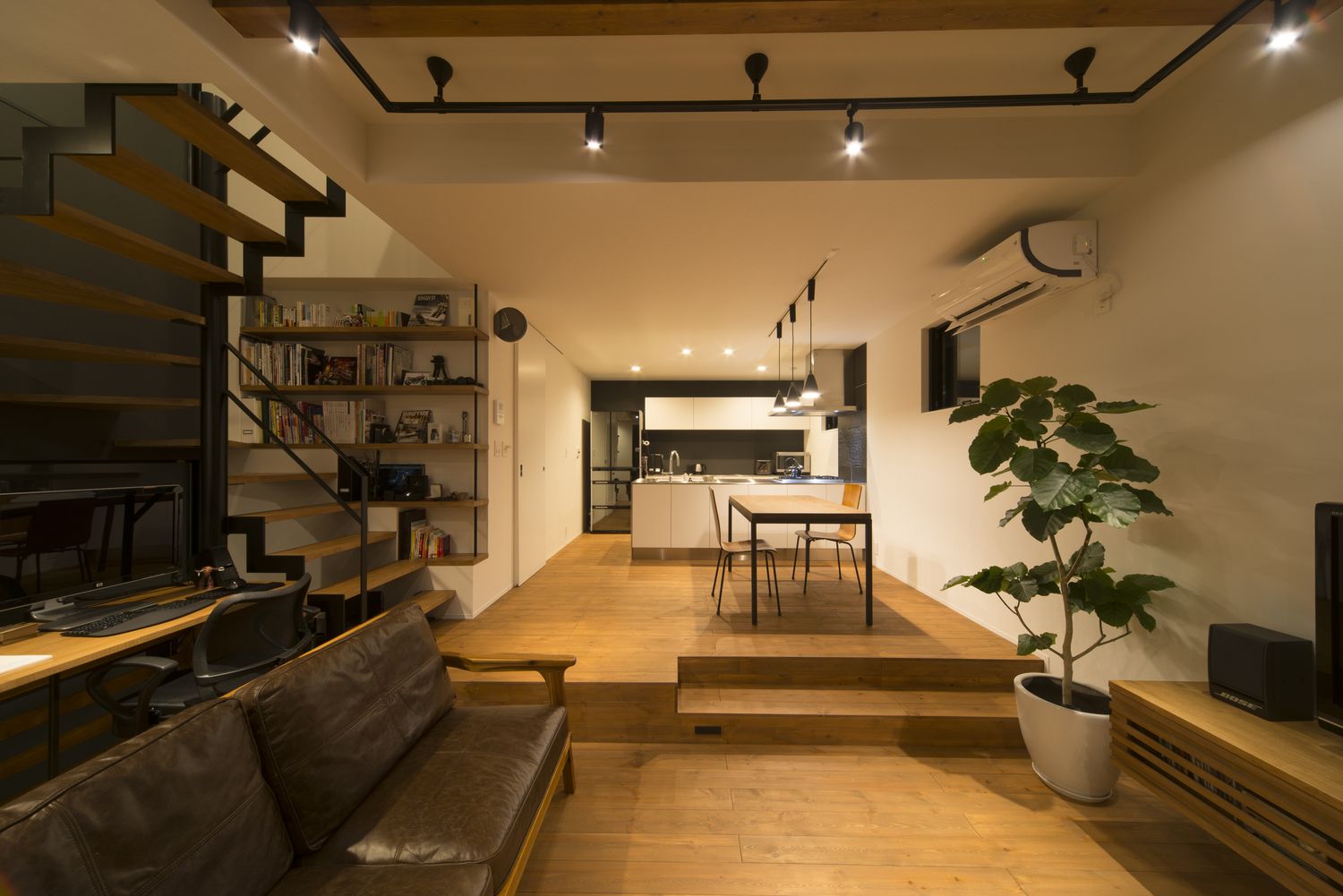 天井にスポットライトを取り付けることでおしゃれな雰囲気となるLDK・デザイン住宅