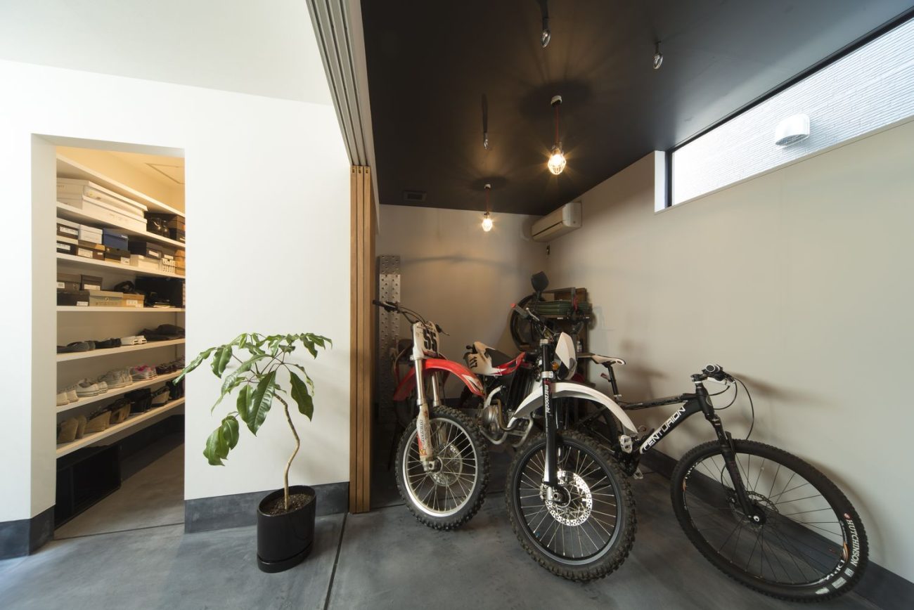 玄関のそばにあるバイクが複数台駐車できるスペース・デザイン住宅