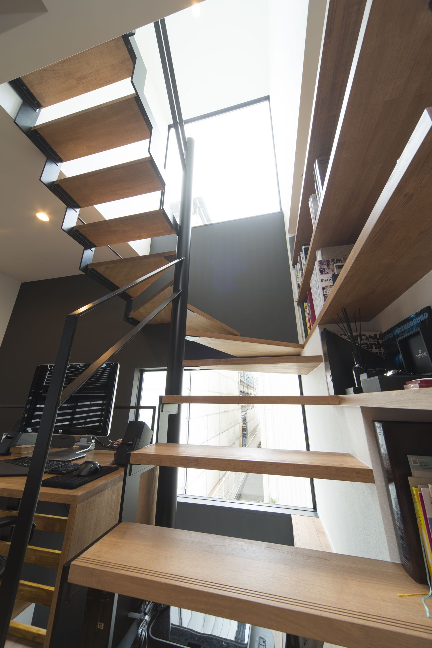 黒い手すりが取り付けられた木のスケルトン階段・デザイン住宅