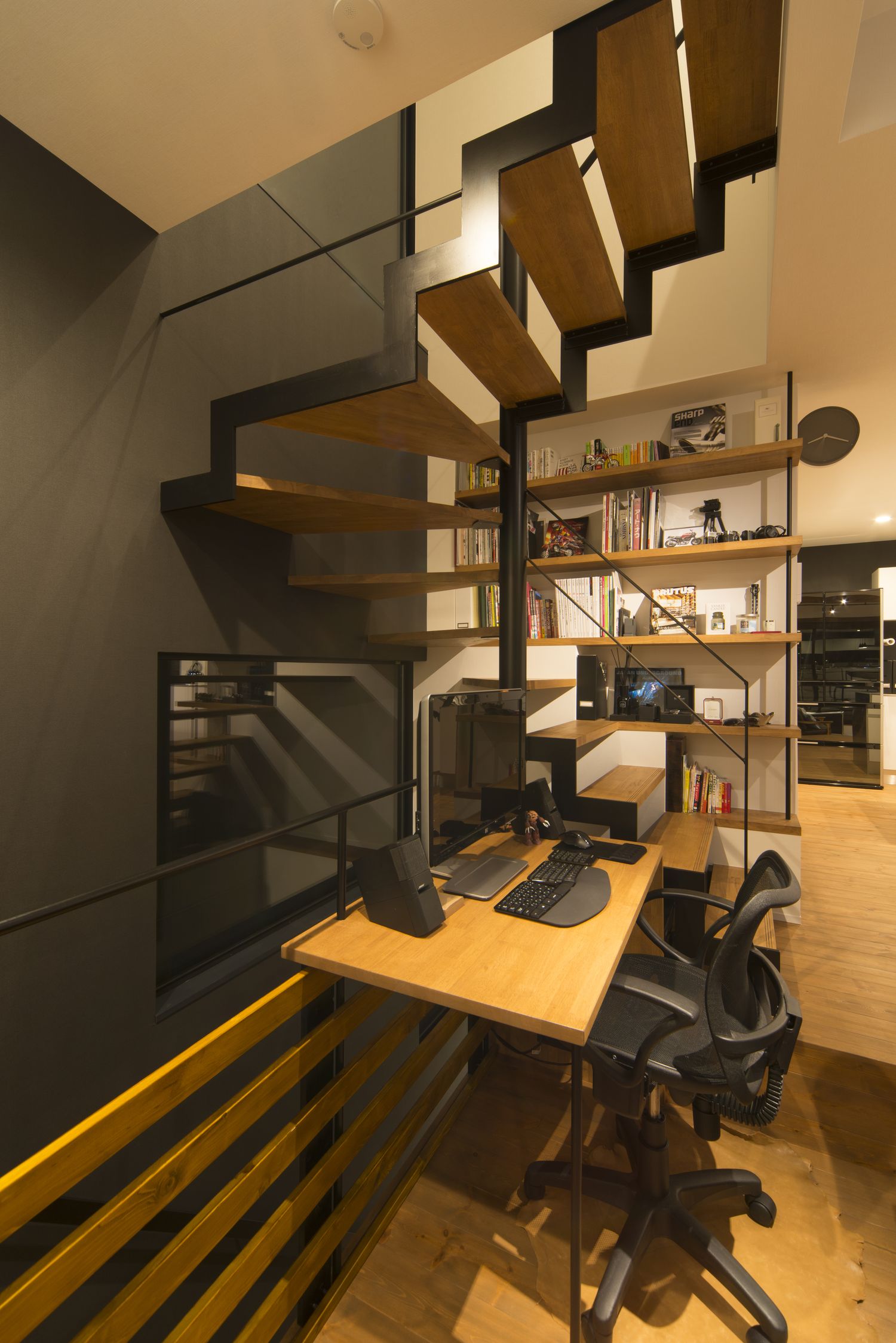 スケルトン階段下のスペースを活用しLDKの中にあるワークスペース・デザイン住宅