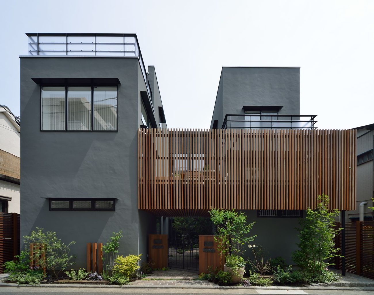 デザイン住宅建築実例_外観・注文住宅『CASE357 中庭のある２世帯住宅』の建築実例・施⼯例の写真・建物外観全体