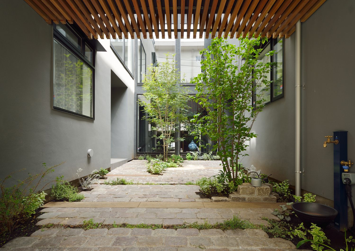 ルーバーの天井やシンボルツリーがある広い中庭・デザイン住宅