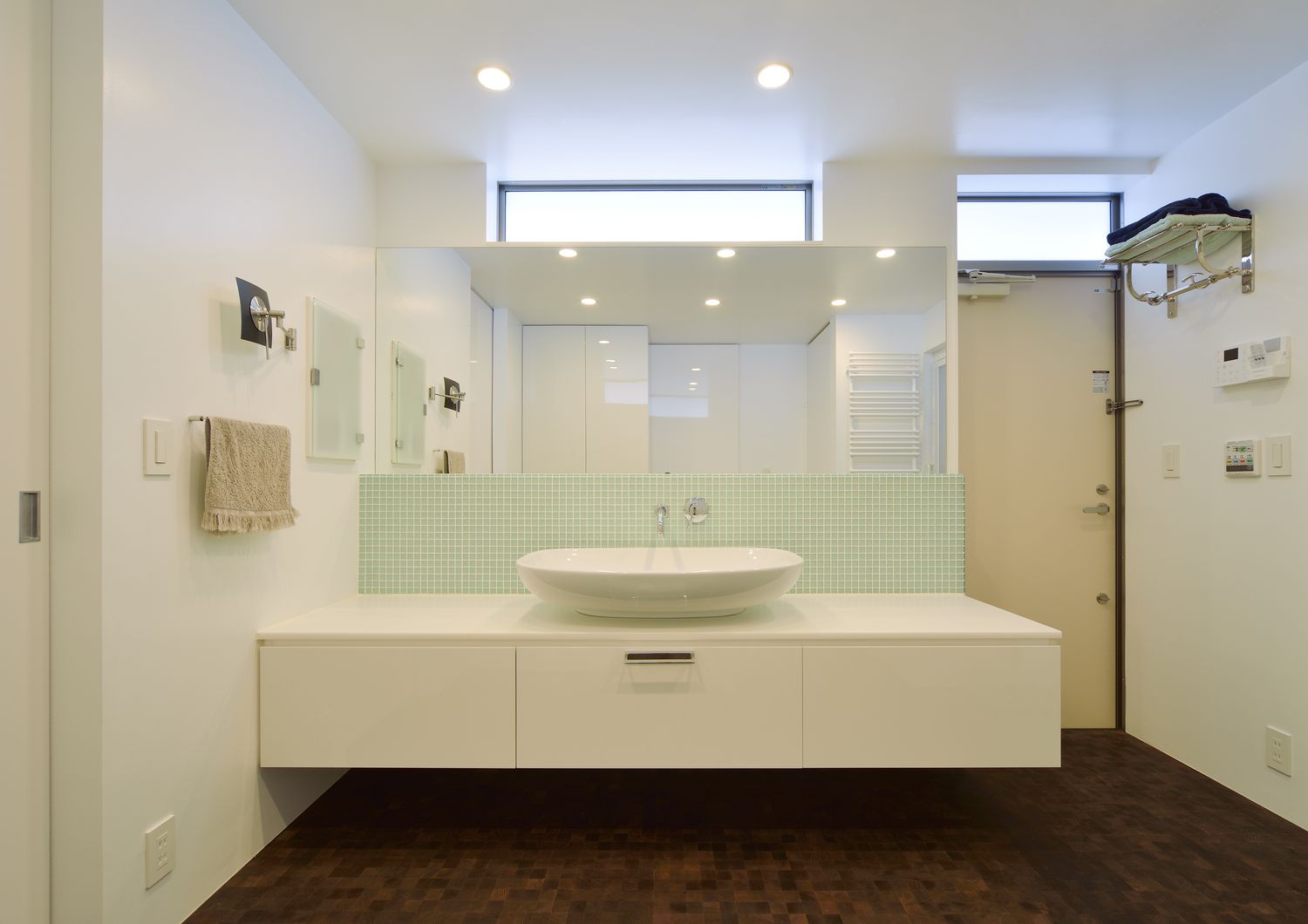 玄関のそばにある広々とした洗面所・デザイン住宅